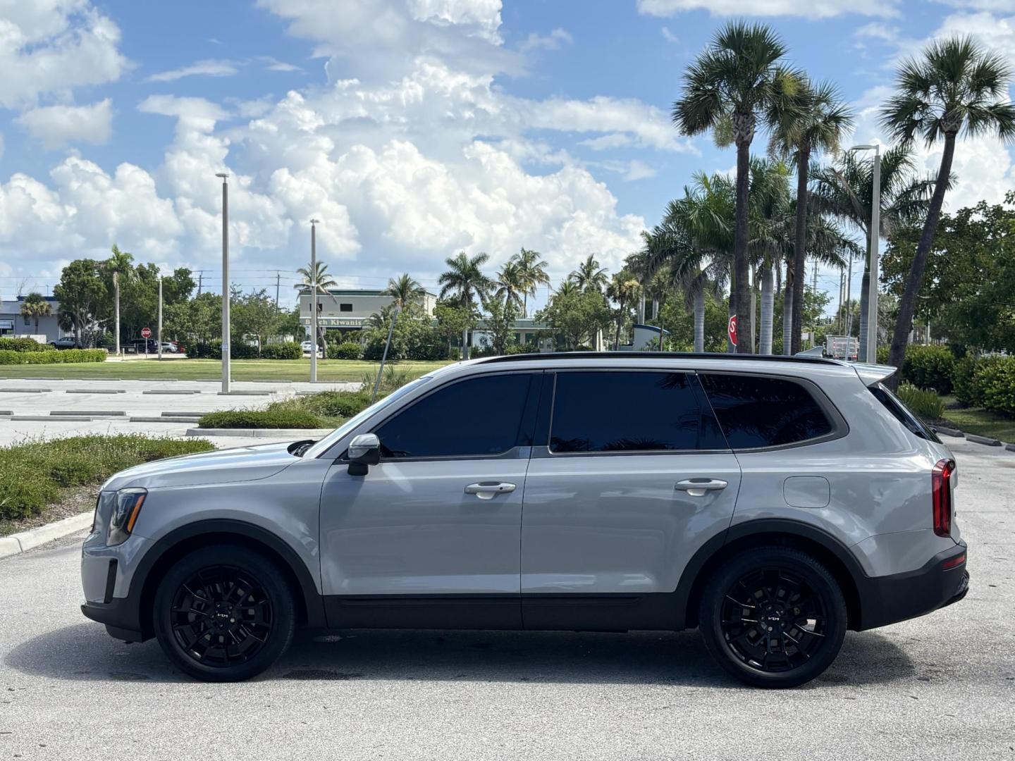 2022 GRAY /BLACK Kia Telluride EX AWD (5XYP3DHC5NG) with an 3.8L V6 DOHC 24V engine, 8A transmission, located at 11170 Summerlin Square Dr., Fort Myers Beach, FL, 33931, (239) 999-7777, 26.493546, -81.941628 - Carfax 1 Owner We have financing available and we accept trades! Fill out a credit application on our website or come by today! If you have any questions, give us a call at (239) 999 - 7777 or visit our website at firstautocredit.com. 11170 Summerlin Square Dr, Fort Myers Beach, FL 33931 - Photo#7