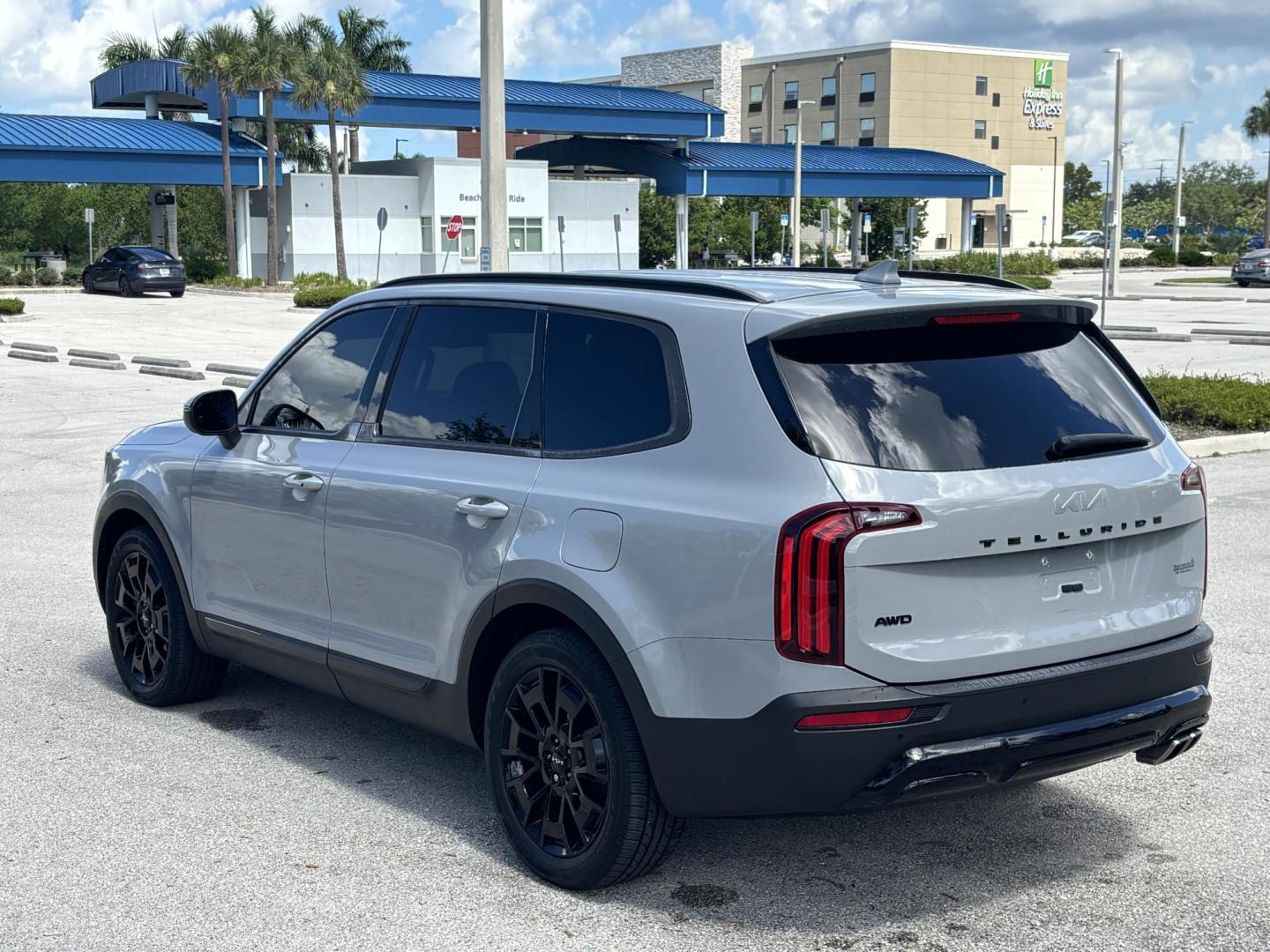 2022 GRAY /BLACK Kia Telluride EX AWD (5XYP3DHC5NG) with an 3.8L V6 DOHC 24V engine, 8A transmission, located at 11170 Summerlin Square Dr., Fort Myers Beach, FL, 33931, (239) 999-7777, 26.493546, -81.941628 - Carfax 1 Owner We have financing available and we accept trades! Fill out a credit application on our website or come by today! If you have any questions, give us a call at (239) 999 - 7777 or visit our website at firstautocredit.com. 11170 Summerlin Square Dr, Fort Myers Beach, FL 33931 - Photo#4