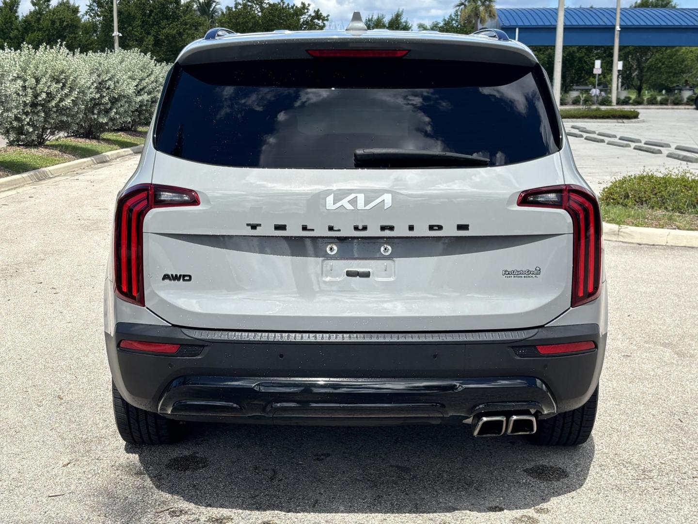 2022 GRAY /BLACK Kia Telluride EX AWD (5XYP3DHC5NG) with an 3.8L V6 DOHC 24V engine, 8A transmission, located at 11170 Summerlin Square Dr., Fort Myers Beach, FL, 33931, (239) 999-7777, 26.493546, -81.941628 - Carfax 1 Owner We have financing available and we accept trades! Fill out a credit application on our website or come by today! If you have any questions, give us a call at (239) 999 - 7777 or visit our website at firstautocredit.com. 11170 Summerlin Square Dr, Fort Myers Beach, FL 33931 - Photo#5