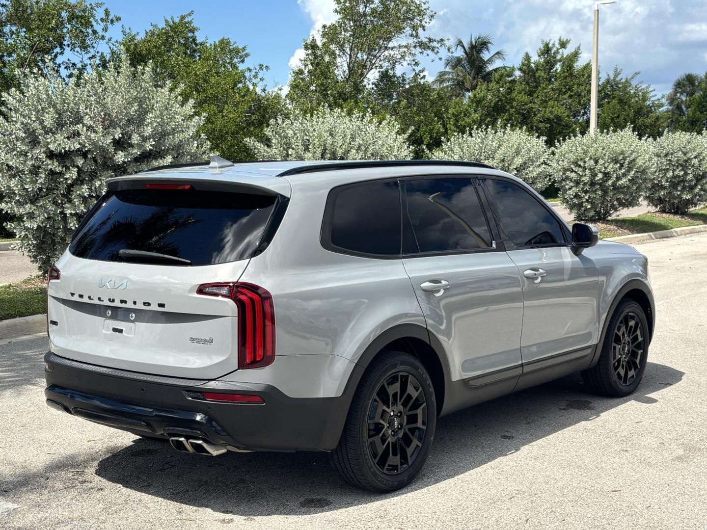 2022 GRAY /BLACK Kia Telluride EX AWD (5XYP3DHC5NG) with an 3.8L V6 DOHC 24V engine, 8A transmission, located at 11170 Summerlin Square Dr., Fort Myers Beach, FL, 33931, (239) 999-7777, 26.493546, -81.941628 - Carfax 1 Owner We have financing available and we accept trades! Fill out a credit application on our website or come by today! If you have any questions, give us a call at (239) 999 - 7777 or visit our website at firstautocredit.com. 11170 Summerlin Square Dr, Fort Myers Beach, FL 33931 - Photo#6