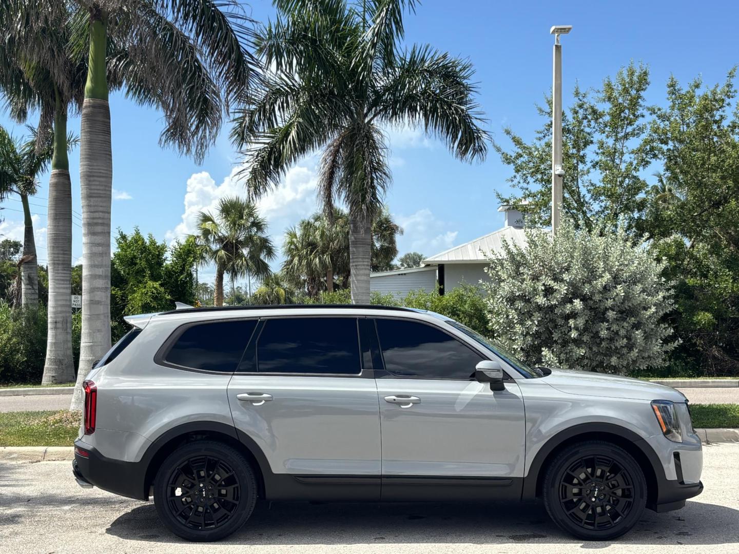 2022 GRAY /BLACK Kia Telluride EX AWD (5XYP3DHC5NG) with an 3.8L V6 DOHC 24V engine, 8A transmission, located at 11170 Summerlin Square Dr., Fort Myers Beach, FL, 33931, (239) 999-7777, 26.493546, -81.941628 - Carfax 1 Owner We have financing available and we accept trades! Fill out a credit application on our website or come by today! If you have any questions, give us a call at (239) 999 - 7777 or visit our website at firstautocredit.com. 11170 Summerlin Square Dr, Fort Myers Beach, FL 33931 - Photo#3