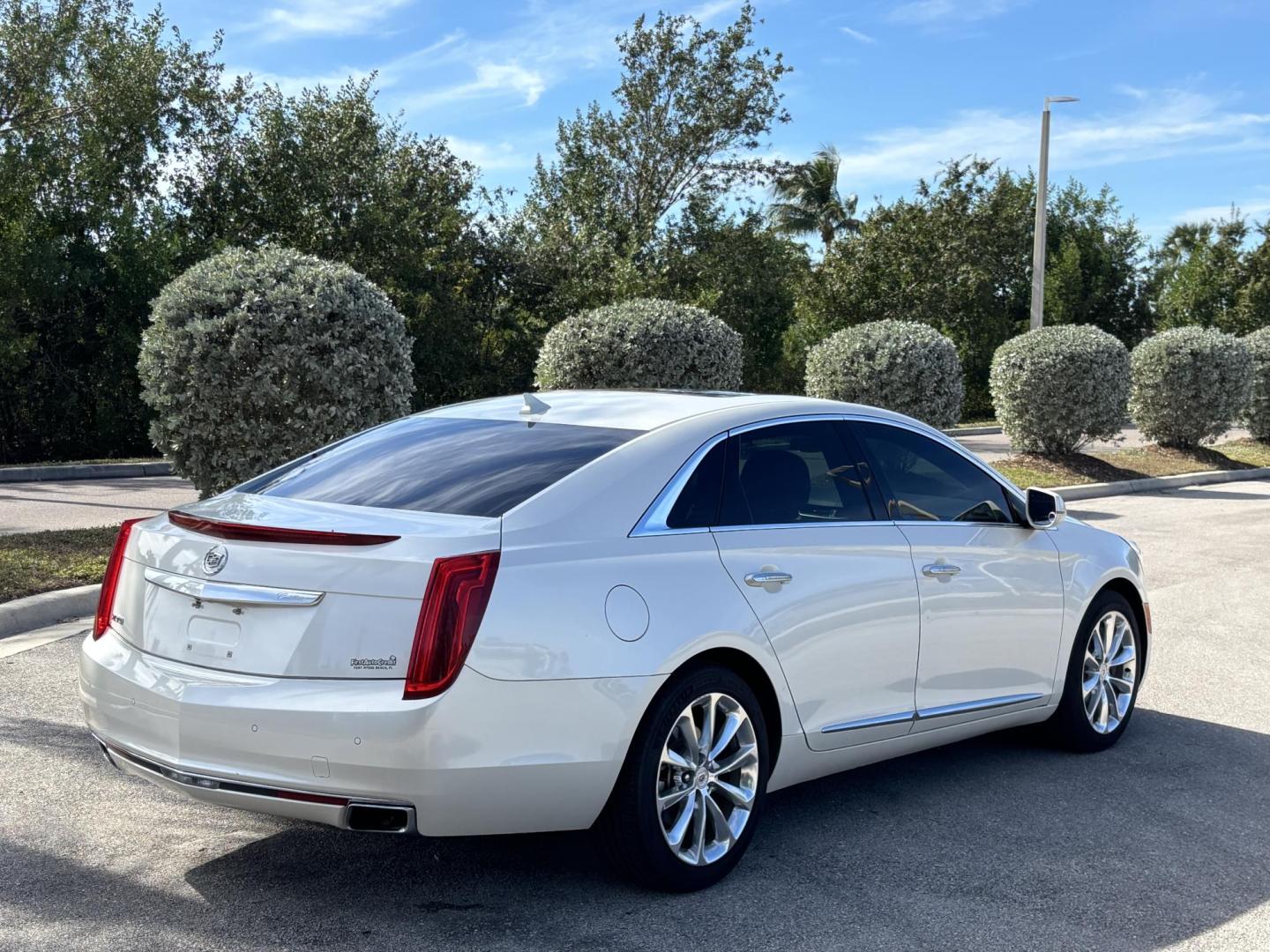 2014 WHITE /TAN Cadillac XTS Premium FWD (2G61P5S37E9) with an 3.6L V6 DOHC 24V engine, 6-Speed Automatic transmission, located at 11170 Summerlin Square Dr., Fort Myers Beach, FL, 33931, (239) 999-7777, 26.493546, -81.941628 - Carfax No Accident No Damage - Photo#2