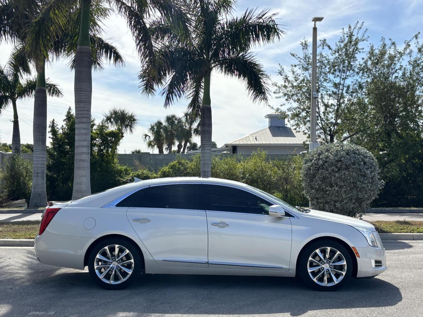 2014 WHITE /TAN Cadillac XTS Premium FWD (2G61P5S37E9) with an 3.6L V6 DOHC 24V engine, 6-Speed Automatic transmission, located at 11170 Summerlin Square Dr., Fort Myers Beach, FL, 33931, (239) 999-7777, 26.493546, -81.941628 - Carfax No Accident No Damage - Photo#1