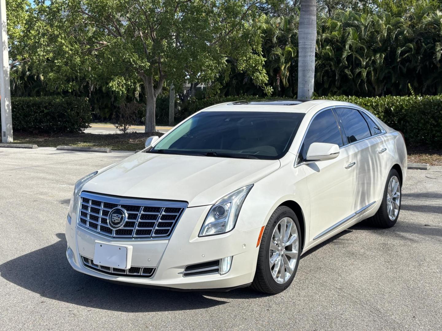 2014 WHITE /TAN Cadillac XTS Premium FWD (2G61P5S37E9) with an 3.6L V6 DOHC 24V engine, 6-Speed Automatic transmission, located at 11170 Summerlin Square Dr., Fort Myers Beach, FL, 33931, (239) 999-7777, 26.493546, -81.941628 - Carfax No Accident No Damage - Photo#0