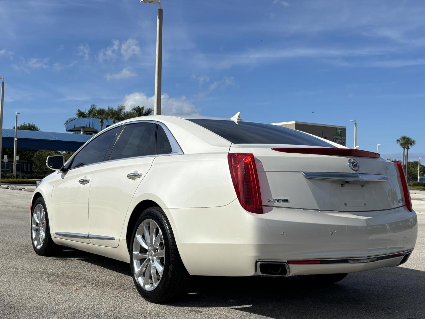 2014 WHITE /TAN Cadillac XTS Premium FWD (2G61P5S37E9) with an 3.6L V6 DOHC 24V engine, 6-Speed Automatic transmission, located at 11170 Summerlin Square Dr., Fort Myers Beach, FL, 33931, (239) 999-7777, 26.493546, -81.941628 - Carfax No Accident No Damage - Photo#10