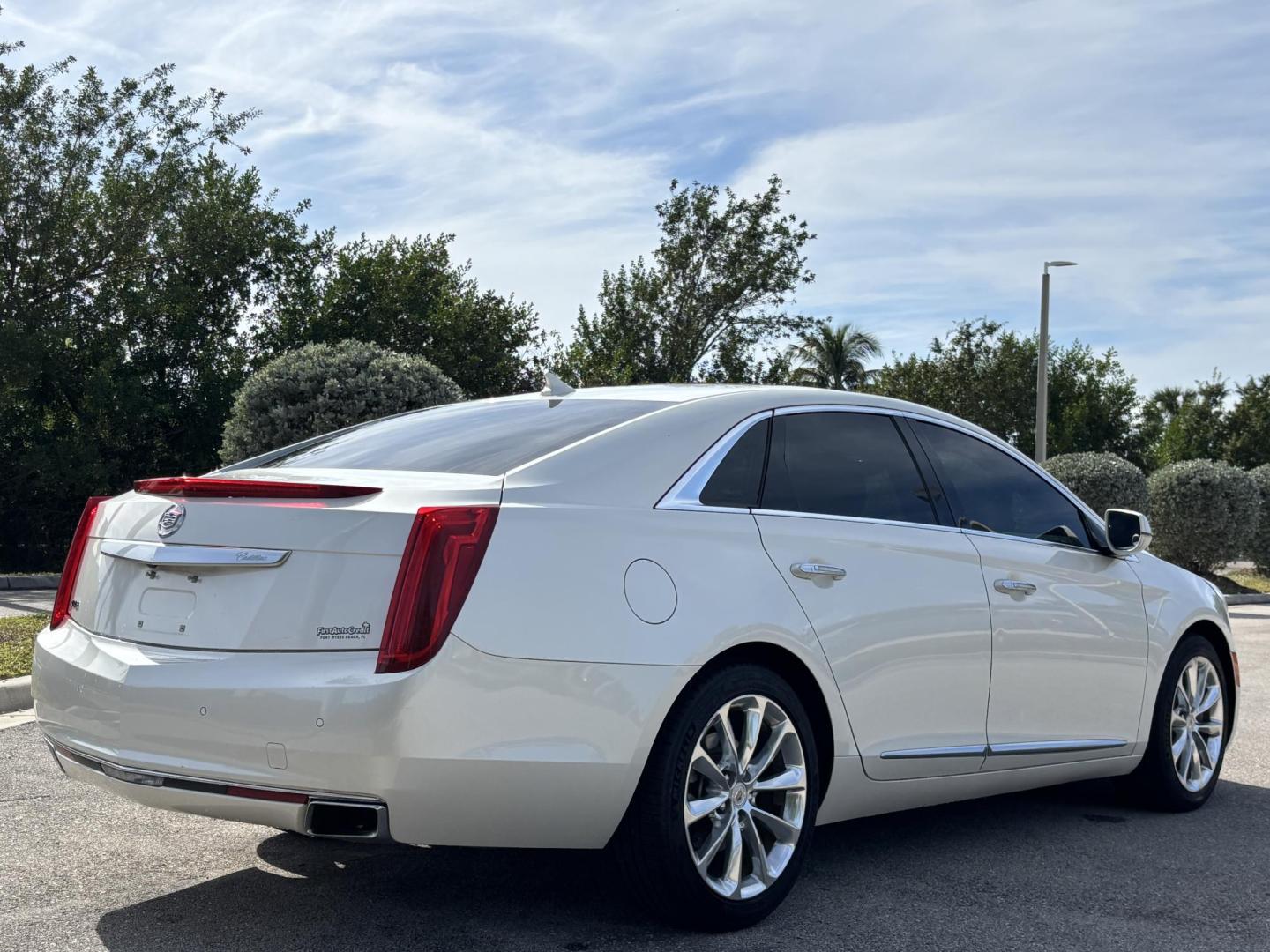 2014 WHITE /TAN Cadillac XTS Premium FWD (2G61P5S37E9) with an 3.6L V6 DOHC 24V engine, 6-Speed Automatic transmission, located at 11170 Summerlin Square Dr., Fort Myers Beach, FL, 33931, (239) 999-7777, 26.493546, -81.941628 - Carfax No Accident No Damage - Photo#12