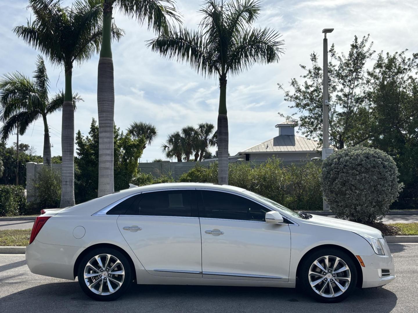 2014 WHITE /TAN Cadillac XTS Premium FWD (2G61P5S37E9) with an 3.6L V6 DOHC 24V engine, 6-Speed Automatic transmission, located at 11170 Summerlin Square Dr., Fort Myers Beach, FL, 33931, (239) 999-7777, 26.493546, -81.941628 - Carfax No Accident No Damage - Photo#4
