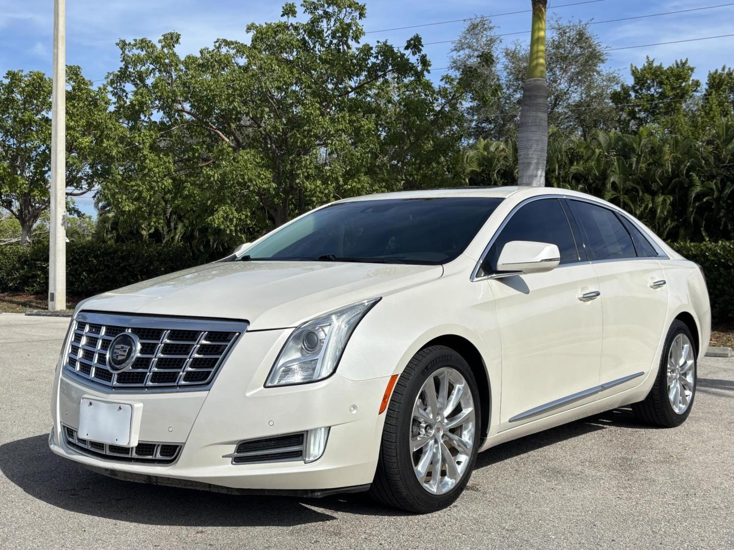 2014 WHITE /TAN Cadillac XTS Premium FWD (2G61P5S37E9) with an 3.6L V6 DOHC 24V engine, 6-Speed Automatic transmission, located at 11170 Summerlin Square Dr., Fort Myers Beach, FL, 33931, (239) 999-7777, 26.493546, -81.941628 - Carfax No Accident No Damage - Photo#1