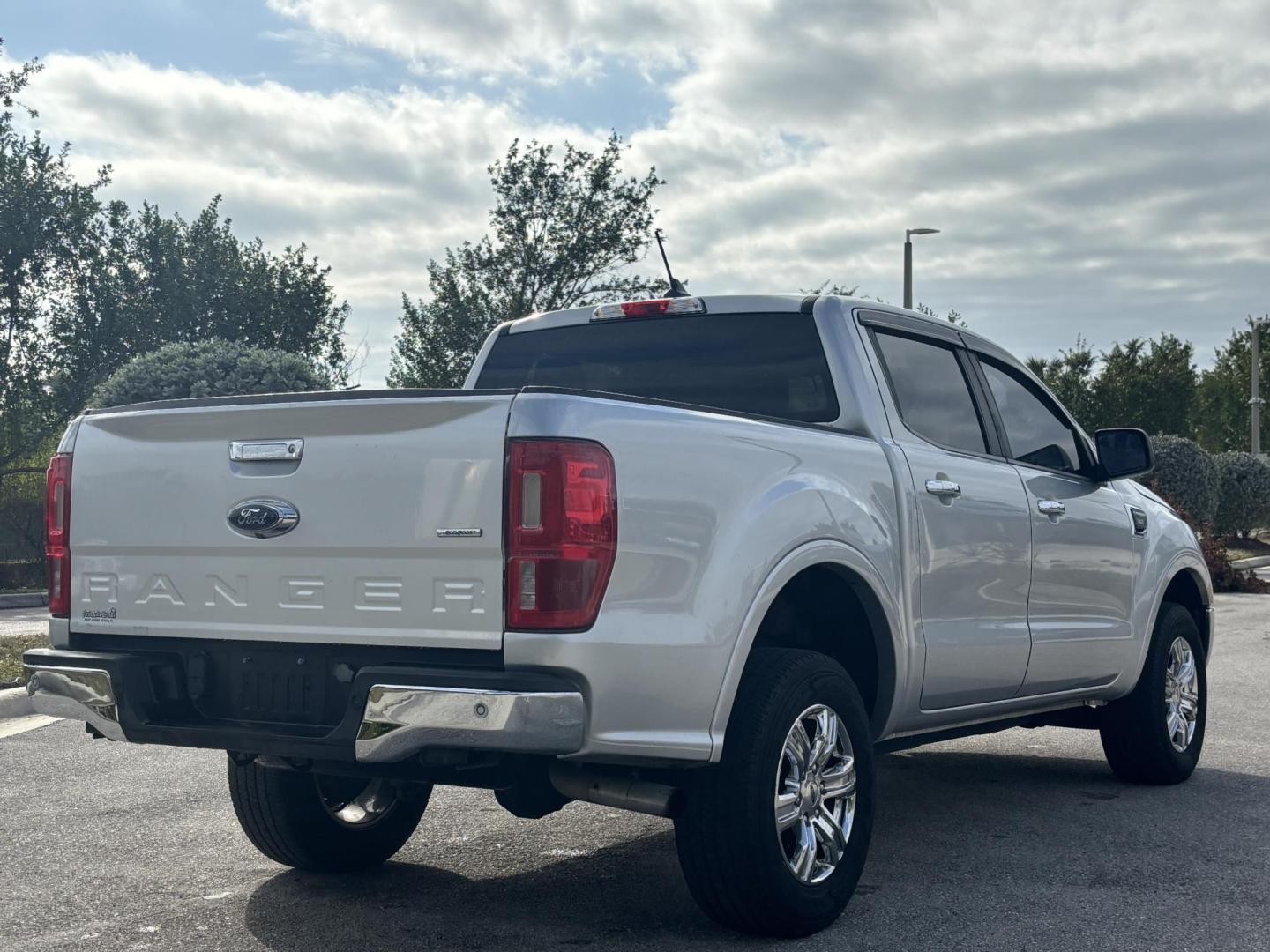 2019 SILVER /CHARCOAL Ford Ranger XLT SuperCrew 2WD (1FTER4EH0KL) with an 2.3L L4 DOHC 16V engine, 10A transmission, located at 11170 Summerlin Square Dr., Fort Myers Beach, FL, 33931, (239) 999-7777, 26.493546, -81.941628 - Carfax 1 Owner - Photo#5