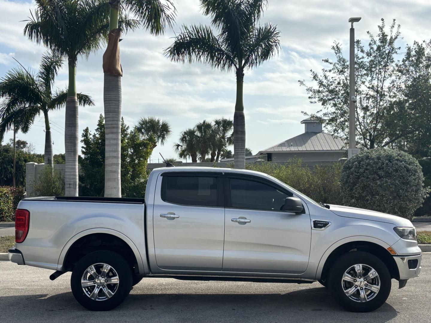 2019 SILVER /CHARCOAL Ford Ranger XLT SuperCrew 2WD (1FTER4EH0KL) with an 2.3L L4 DOHC 16V engine, 10A transmission, located at 11170 Summerlin Square Dr., Fort Myers Beach, FL, 33931, (239) 999-7777, 26.493546, -81.941628 - Carfax 1 Owner - Photo#4