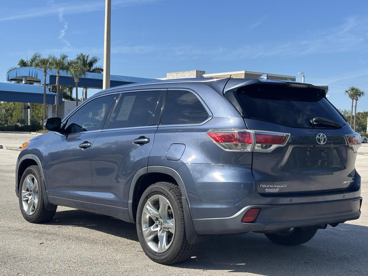 2016 BLUE /TAN Toyota Highlander Limited AWD V6 (5TDDKRFHXGS) with an 3.5L V6 DOHC 24V engine, 6A transmission, located at 11170 Summerlin Square Dr., Fort Myers Beach, FL, 33931, (239) 999-7777, 26.493546, -81.941628 - Carfax No Damage No Accidents 1 Owner 3rd Row Blind Spot Monitoring AWD New Tires Back Up Camera Bluetooth Navigation Lane Detection Warning - Photo#12