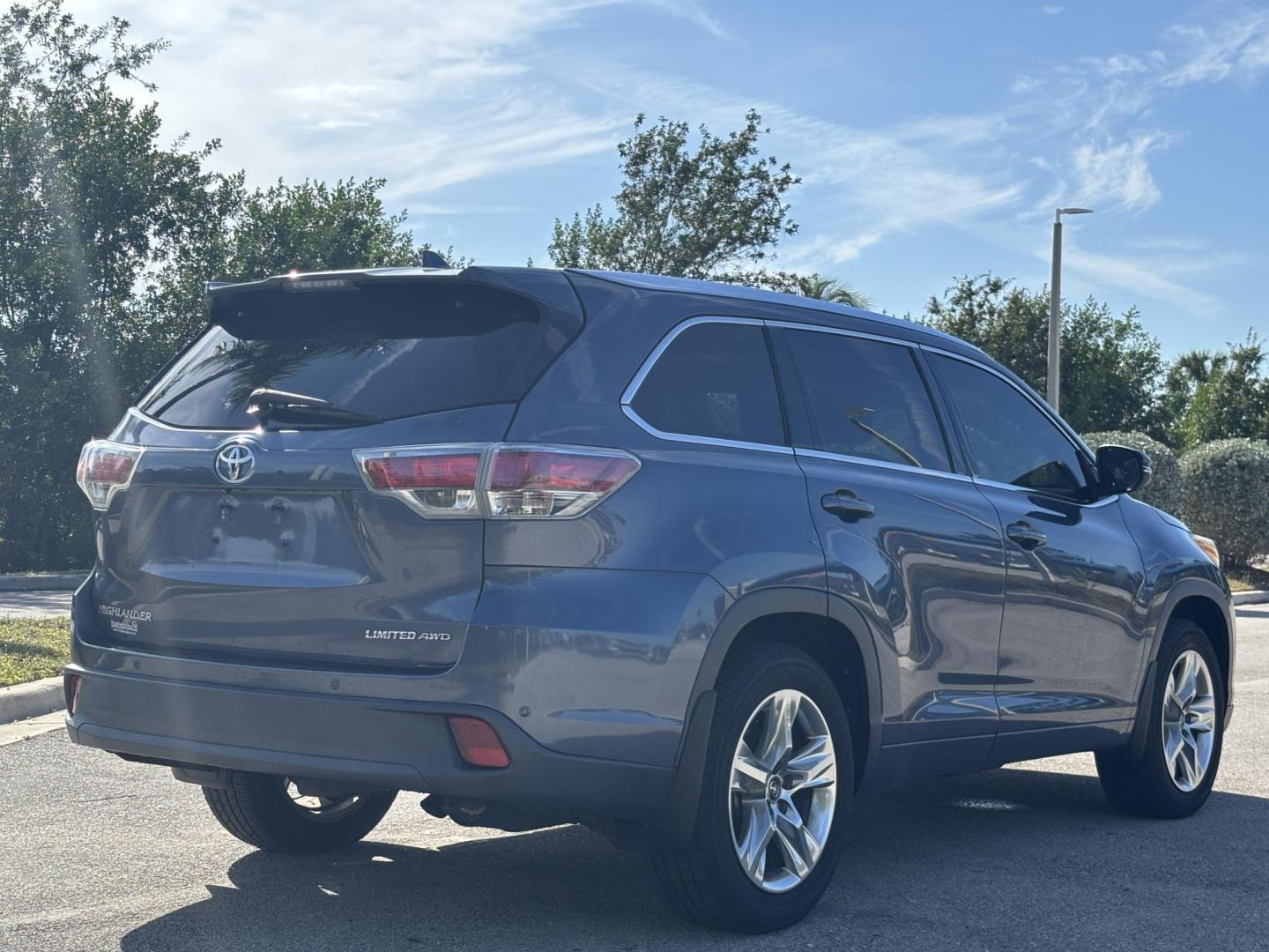2016 BLUE /TAN Toyota Highlander Limited AWD V6 (5TDDKRFHXGS) with an 3.5L V6 DOHC 24V engine, 6A transmission, located at 11170 Summerlin Square Dr., Fort Myers Beach, FL, 33931, (239) 999-7777, 26.493546, -81.941628 - Carfax No Damage No Accidents 1 Owner 3rd Row Blind Spot Monitoring AWD New Tires Back Up Camera Bluetooth Navigation Lane Detection Warning - Photo#14