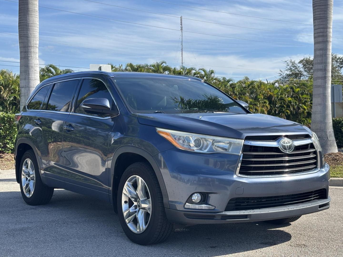 2016 BLUE /TAN Toyota Highlander Limited AWD V6 (5TDDKRFHXGS) with an 3.5L V6 DOHC 24V engine, 6A transmission, located at 11170 Summerlin Square Dr., Fort Myers Beach, FL, 33931, (239) 999-7777, 26.493546, -81.941628 - Carfax No Damage No Accidents 1 Owner 3rd Row Blind Spot Monitoring AWD New Tires Back Up Camera Bluetooth Navigation Lane Detection Warning - Photo#3