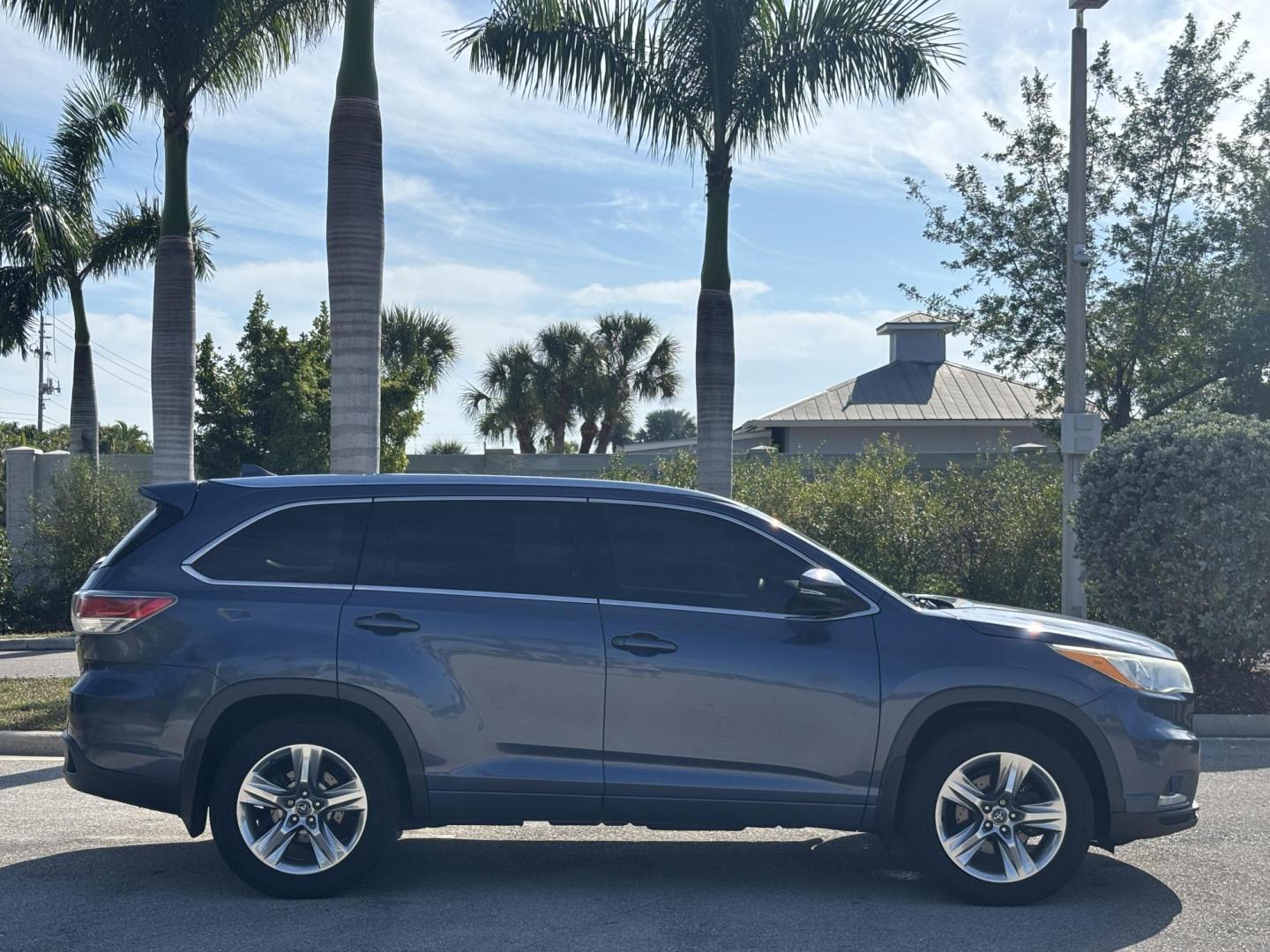 2016 BLUE /TAN Toyota Highlander Limited AWD V6 (5TDDKRFHXGS) with an 3.5L V6 DOHC 24V engine, 6A transmission, located at 11170 Summerlin Square Dr., Fort Myers Beach, FL, 33931, (239) 999-7777, 26.493546, -81.941628 - Carfax No Damage No Accidents 1 Owner 3rd Row Blind Spot Monitoring AWD New Tires Back Up Camera Bluetooth Navigation Lane Detection Warning - Photo#11
