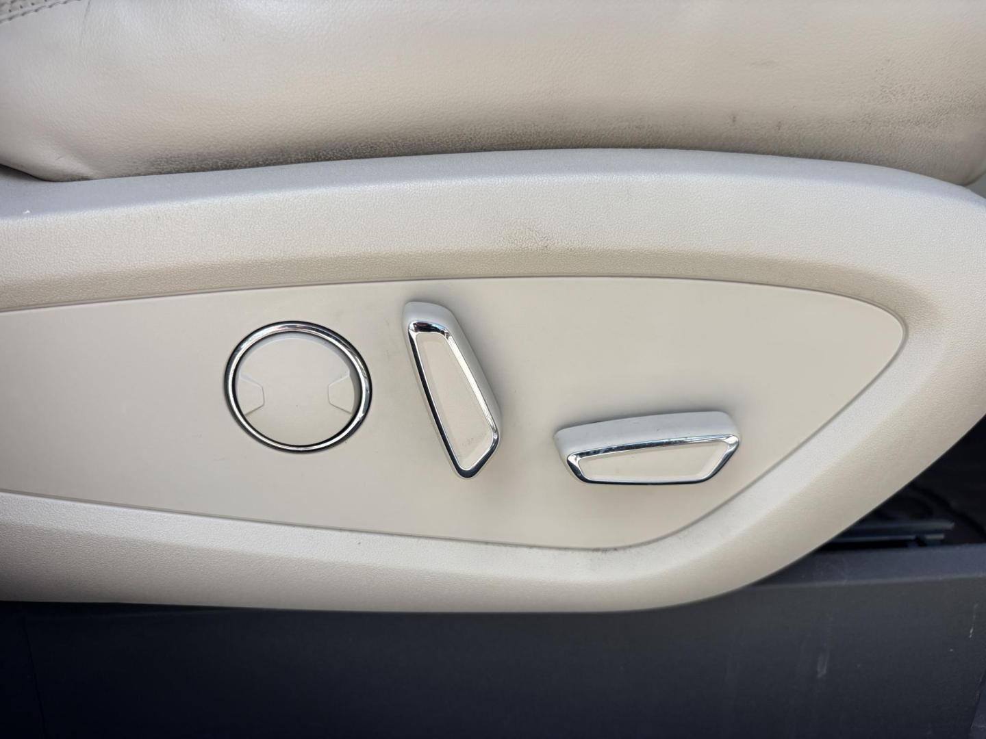 2016 WHITE /TAN Lincoln MKX Select (2LMTJ6KR8GB) with an 3.7L V6 DOHC 24V engine, 6A transmission, located at 11170 Summerlin Square Dr., Fort Myers Beach, FL, 33931, (239) 999-7777, 26.493546, -81.941628 - Carfax 2 Owner No Damage No Accidents! Back Up Camera Keyless Entry Bluetooth Navigation - Photo#12