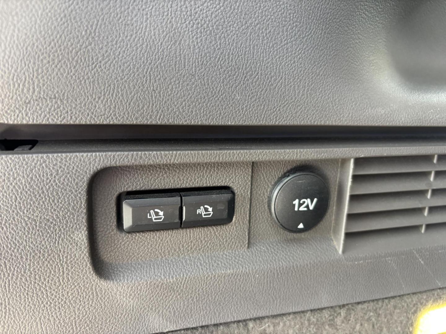 2016 WHITE /TAN Lincoln MKX Select (2LMTJ6KR8GB) with an 3.7L V6 DOHC 24V engine, 6A transmission, located at 11170 Summerlin Square Dr., Fort Myers Beach, FL, 33931, (239) 999-7777, 26.493546, -81.941628 - Carfax 2 Owner No Damage No Accidents! Back Up Camera Keyless Entry Bluetooth Navigation - Photo#43