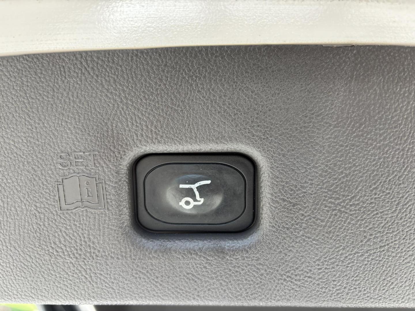 2016 WHITE /TAN Lincoln MKX Select (2LMTJ6KR8GB) with an 3.7L V6 DOHC 24V engine, 6A transmission, located at 11170 Summerlin Square Dr., Fort Myers Beach, FL, 33931, (239) 999-7777, 26.493546, -81.941628 - Carfax 2 Owner No Damage No Accidents! Back Up Camera Keyless Entry Bluetooth Navigation - Photo#41