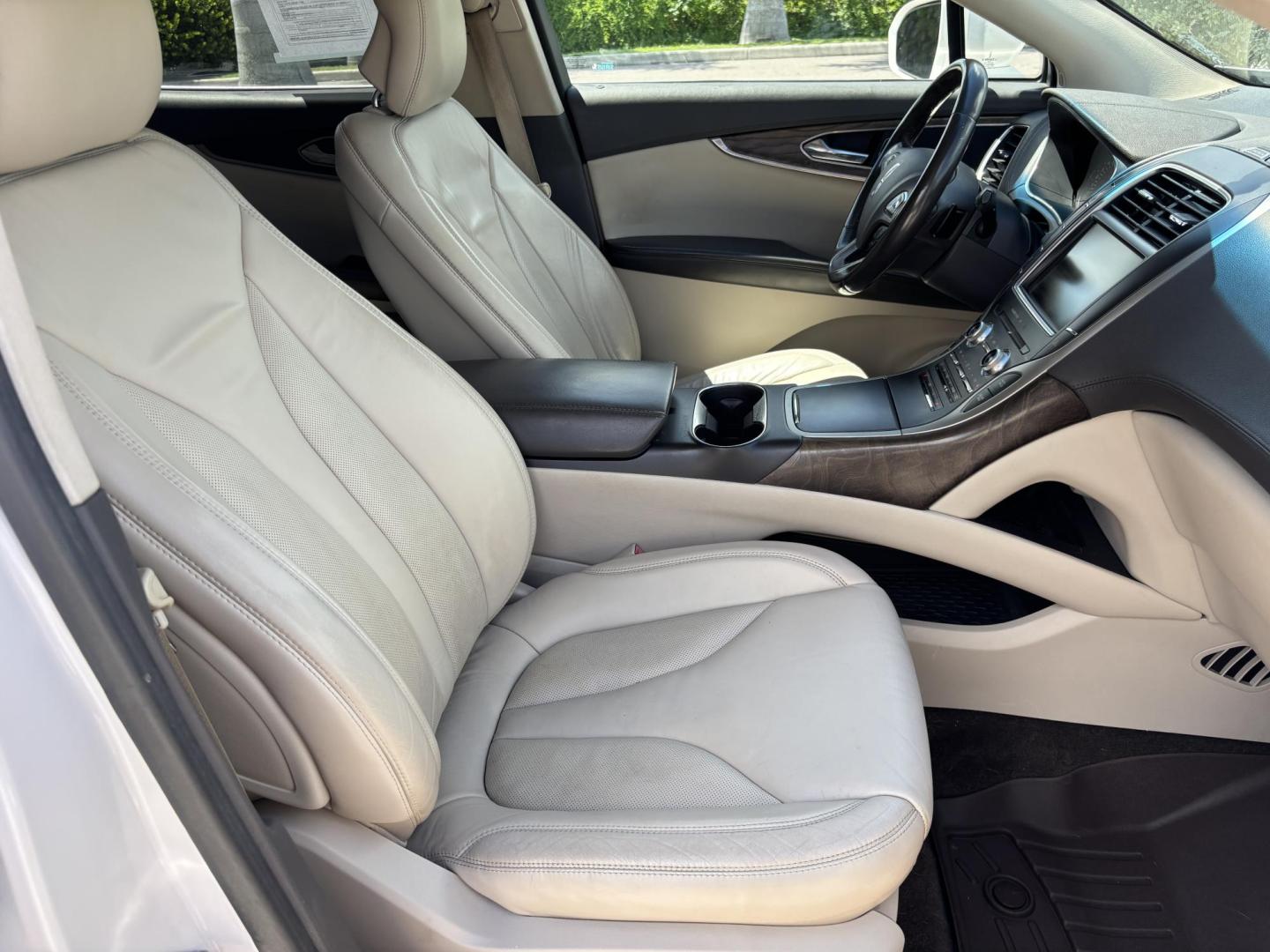 2016 WHITE /TAN Lincoln MKX Select (2LMTJ6KR8GB) with an 3.7L V6 DOHC 24V engine, 6A transmission, located at 11170 Summerlin Square Dr., Fort Myers Beach, FL, 33931, (239) 999-7777, 26.493546, -81.941628 - Carfax 2 Owner No Damage No Accidents! Back Up Camera Keyless Entry Bluetooth Navigation - Photo#11