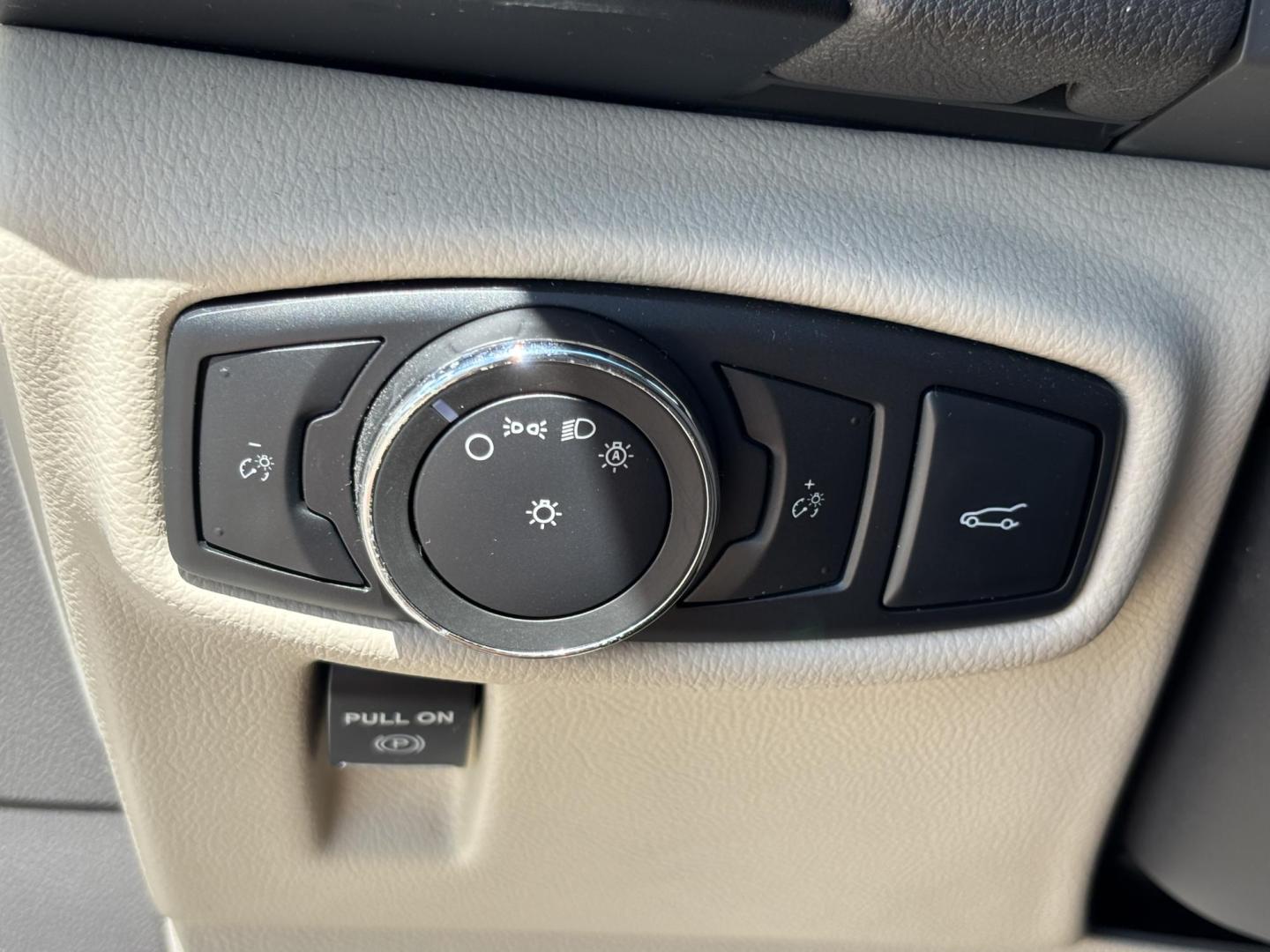 2016 WHITE /TAN Lincoln MKX Select (2LMTJ6KR8GB) with an 3.7L V6 DOHC 24V engine, 6A transmission, located at 11170 Summerlin Square Dr., Fort Myers Beach, FL, 33931, (239) 999-7777, 26.493546, -81.941628 - Carfax 2 Owner No Damage No Accidents! Back Up Camera Keyless Entry Bluetooth Navigation - Photo#20