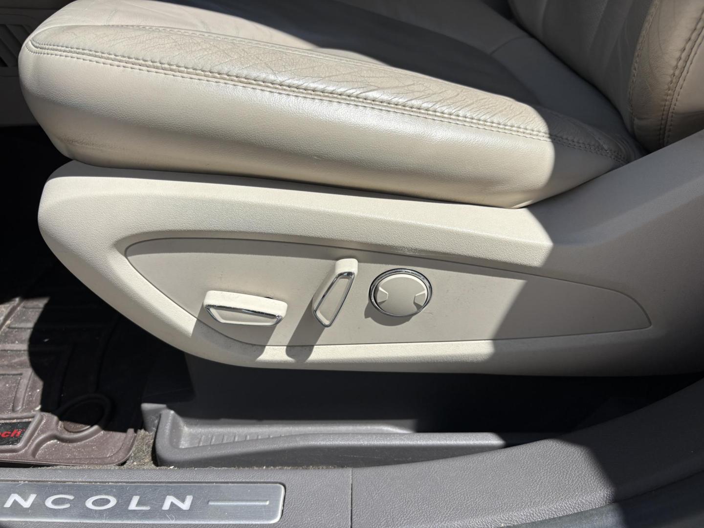 2016 WHITE /TAN Lincoln MKX Select (2LMTJ6KR8GB) with an 3.7L V6 DOHC 24V engine, 6A transmission, located at 11170 Summerlin Square Dr., Fort Myers Beach, FL, 33931, (239) 999-7777, 26.493546, -81.941628 - Carfax 2 Owner No Damage No Accidents! Back Up Camera Keyless Entry Bluetooth Navigation - Photo#10