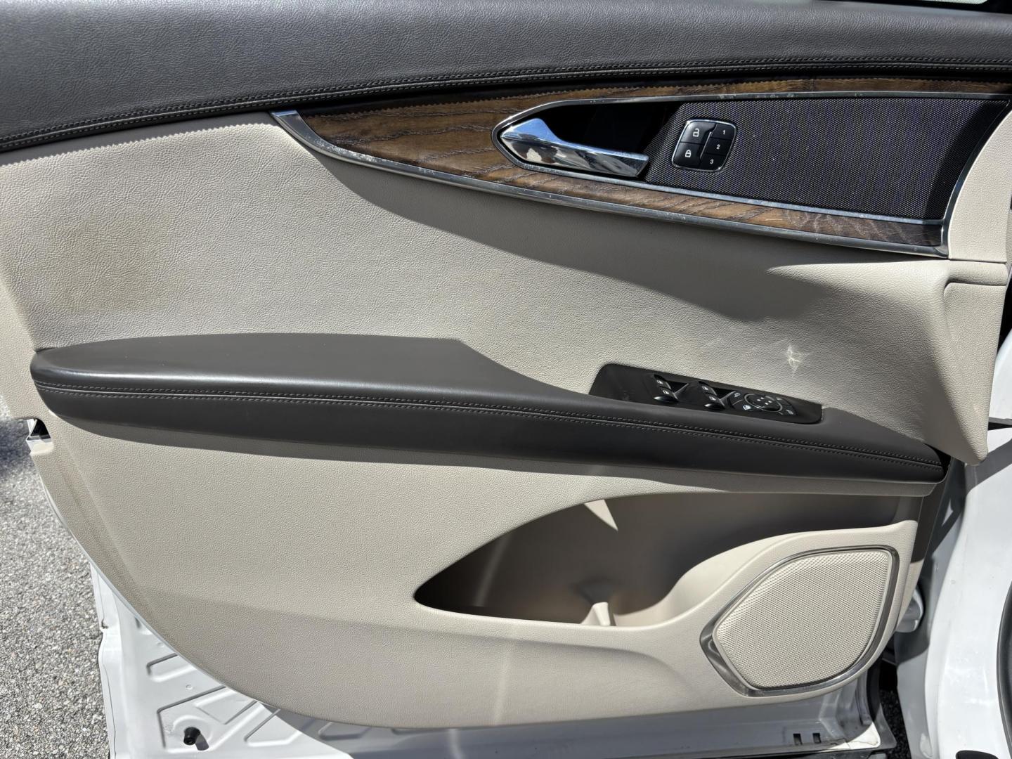 2016 WHITE /TAN Lincoln MKX Select (2LMTJ6KR8GB) with an 3.7L V6 DOHC 24V engine, 6A transmission, located at 11170 Summerlin Square Dr., Fort Myers Beach, FL, 33931, (239) 999-7777, 26.493546, -81.941628 - Carfax 2 Owner No Damage No Accidents! Back Up Camera Keyless Entry Bluetooth Navigation - Photo#37