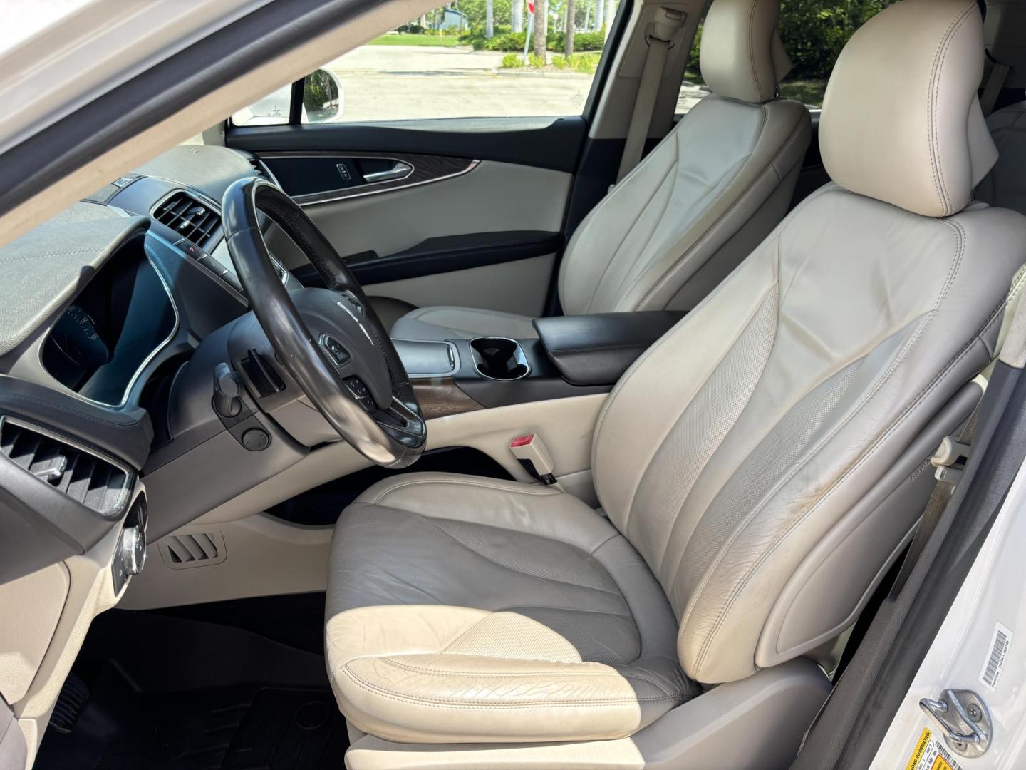 2016 WHITE /TAN Lincoln MKX Select (2LMTJ6KR8GB) with an 3.7L V6 DOHC 24V engine, 6A transmission, located at 11170 Summerlin Square Dr., Fort Myers Beach, FL, 33931, (239) 999-7777, 26.493546, -81.941628 - Carfax 2 Owner No Damage No Accidents! Back Up Camera Keyless Entry Bluetooth Navigation - Photo#9