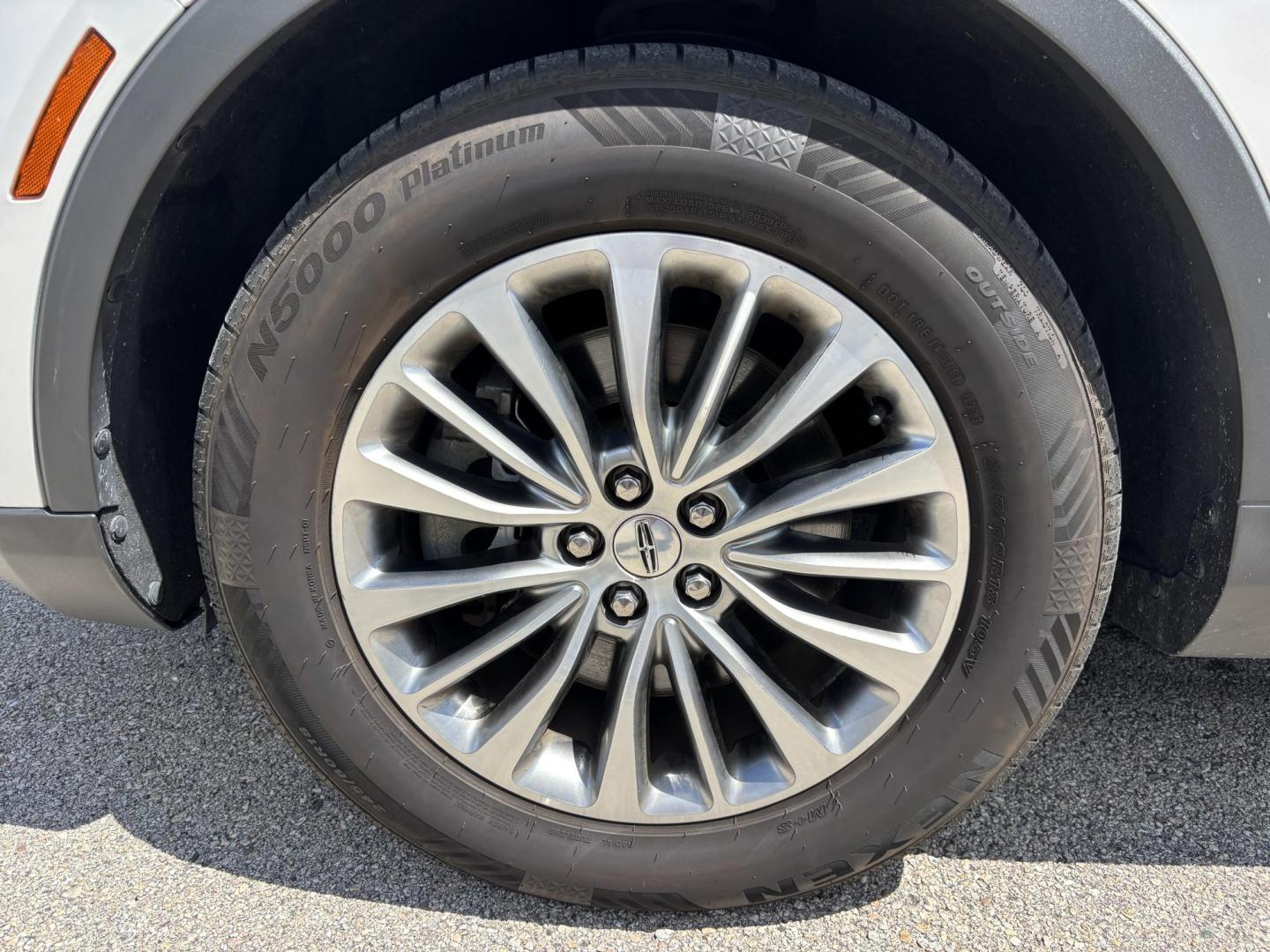 2016 WHITE /TAN Lincoln MKX Select (2LMTJ6KR8GB) with an 3.7L V6 DOHC 24V engine, 6A transmission, located at 11170 Summerlin Square Dr., Fort Myers Beach, FL, 33931, (239) 999-7777, 26.493546, -81.941628 - Carfax 2 Owner No Damage No Accidents! Back Up Camera Keyless Entry Bluetooth Navigation - Photo#52