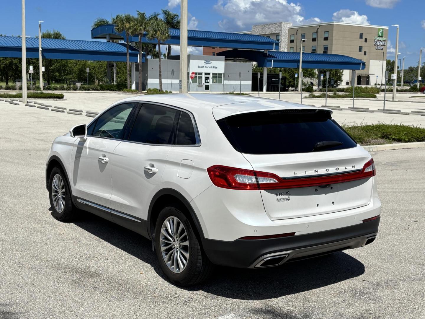 2016 WHITE /TAN Lincoln MKX Select (2LMTJ6KR8GB) with an 3.7L V6 DOHC 24V engine, 6A transmission, located at 11170 Summerlin Square Dr., Fort Myers Beach, FL, 33931, (239) 999-7777, 26.493546, -81.941628 - Carfax 2 Owner No Damage No Accidents! Back Up Camera Keyless Entry Bluetooth Navigation - Photo#4