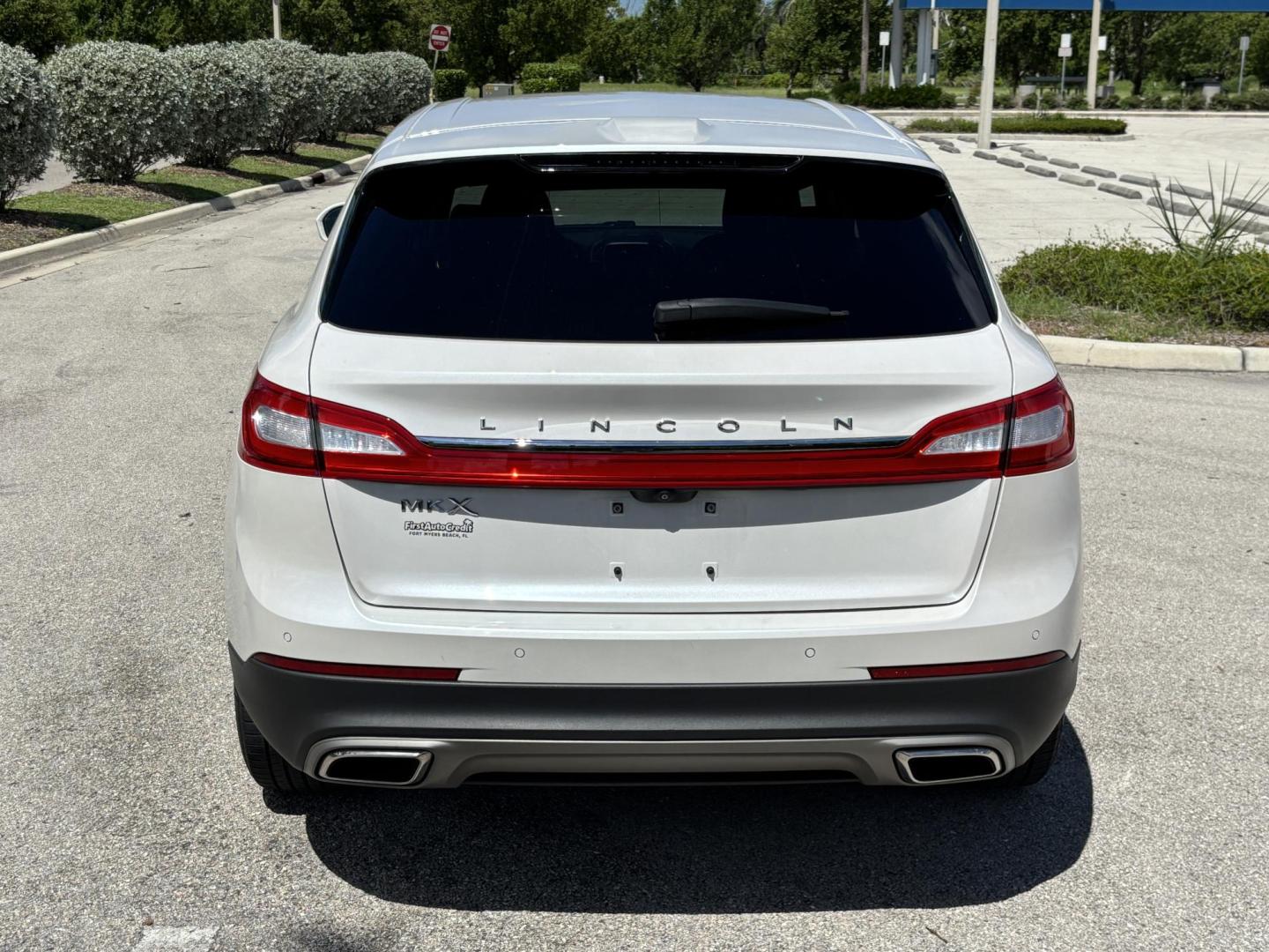 2016 WHITE /TAN Lincoln MKX Select (2LMTJ6KR8GB) with an 3.7L V6 DOHC 24V engine, 6A transmission, located at 11170 Summerlin Square Dr., Fort Myers Beach, FL, 33931, (239) 999-7777, 26.493546, -81.941628 - Carfax 2 Owner No Damage No Accidents! Back Up Camera Keyless Entry Bluetooth Navigation - Photo#5