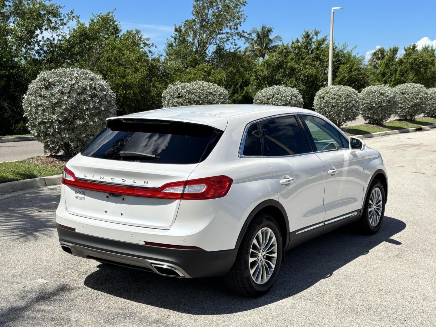 2016 WHITE /TAN Lincoln MKX Select (2LMTJ6KR8GB) with an 3.7L V6 DOHC 24V engine, 6A transmission, located at 11170 Summerlin Square Dr., Fort Myers Beach, FL, 33931, (239) 999-7777, 26.493546, -81.941628 - Carfax 2 Owner No Damage No Accidents! Back Up Camera Keyless Entry Bluetooth Navigation - Photo#6
