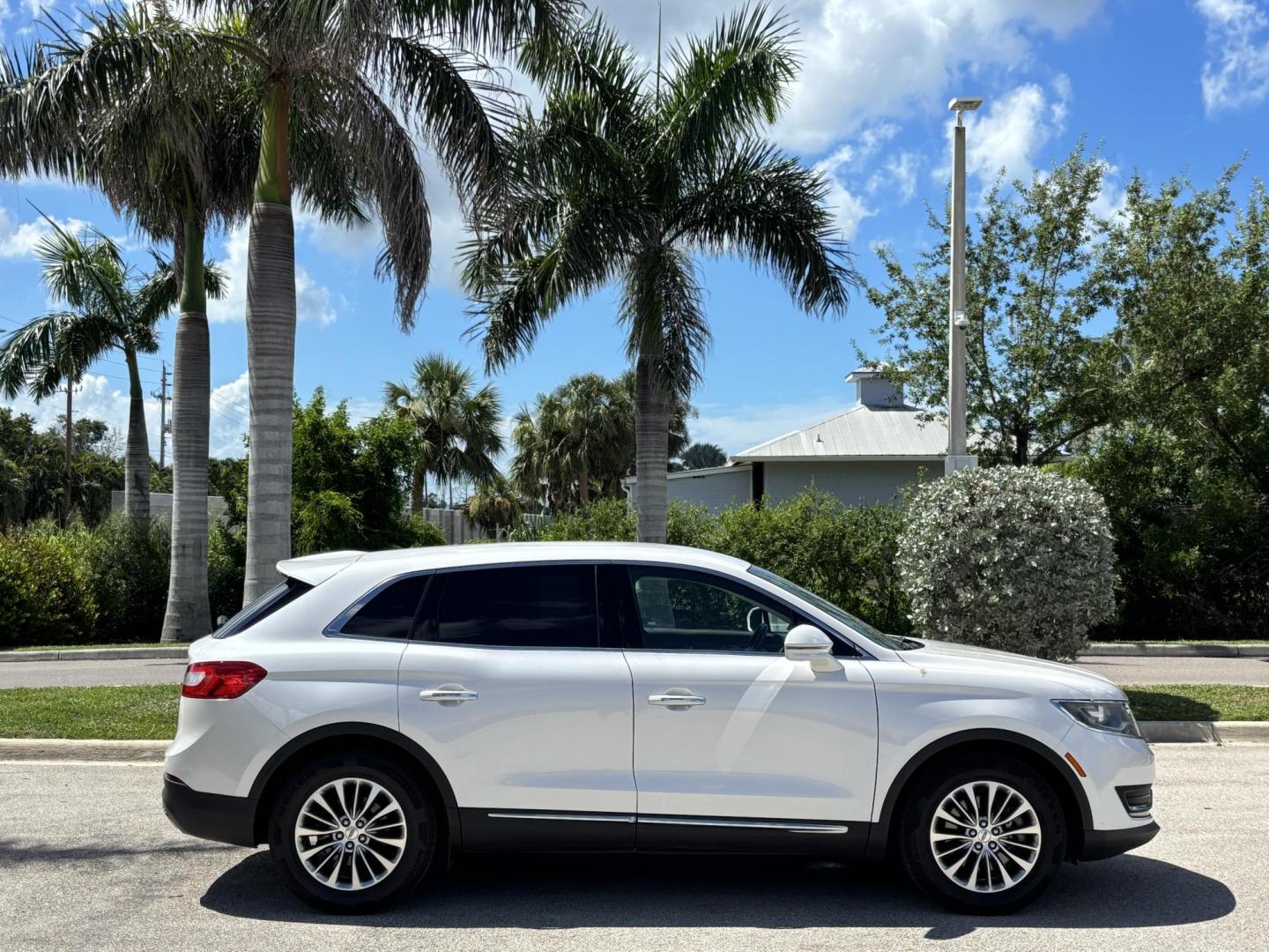 2016 WHITE /TAN Lincoln MKX Select (2LMTJ6KR8GB) with an 3.7L V6 DOHC 24V engine, 6A transmission, located at 11170 Summerlin Square Dr., Fort Myers Beach, FL, 33931, (239) 999-7777, 26.493546, -81.941628 - Carfax 2 Owner No Damage No Accidents! Back Up Camera Keyless Entry Bluetooth Navigation - Photo#3
