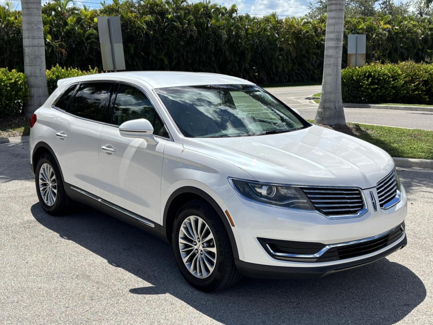 2016 WHITE /TAN Lincoln MKX Select (2LMTJ6KR8GB) with an 3.7L V6 DOHC 24V engine, 6A transmission, located at 11170 Summerlin Square Dr., Fort Myers Beach, FL, 33931, (239) 999-7777, 26.493546, -81.941628 - Carfax 2 Owner No Damage No Accidents! Back Up Camera Keyless Entry Bluetooth Navigation - Photo#2