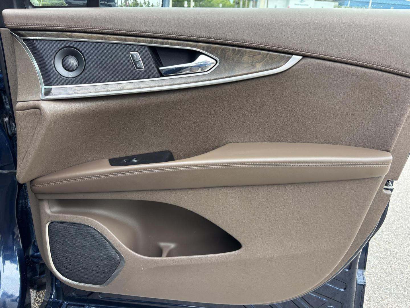 2017 BLUE Lincoln MKX Reserve AWD (2LMPJ8LP2HB) with an 2.7L V6 DOHC 24V engine, 6A transmission, located at 11170 Summerlin Square Dr., Fort Myers Beach, FL, 33931, (239) 999-7777, 26.493546, -81.941628 - Carfax 2 Owner Sale Price $12,900 Carfax Value $14,810 - Photo#39