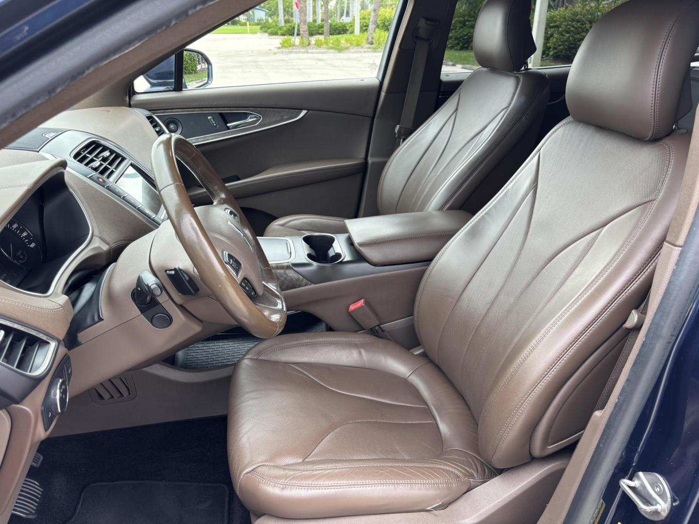 2017 BLUE Lincoln MKX Reserve AWD (2LMPJ8LP2HB) with an 2.7L V6 DOHC 24V engine, 6A transmission, located at 11170 Summerlin Square Dr., Fort Myers Beach, FL, 33931, (239) 999-7777, 26.493546, -81.941628 - Carfax 2 Owner Sale Price $12,900 Carfax Value $14,810 - Photo#10