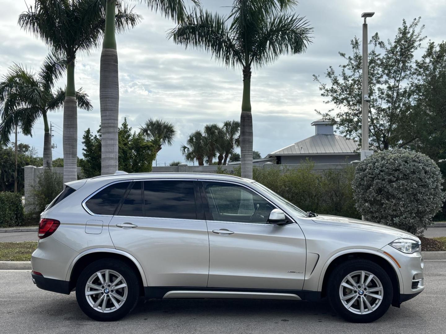 2015 SILVER /BROWN BMW X5 xDrive35i (5UXKR0C56F0) with an 3.0L L6 DOHC 24V engine, 8-Speed Automatic transmission, located at 11170 Summerlin Square Dr., Fort Myers Beach, FL, 33931, (239) 999-7777, 26.493546, -81.941628 - 3rd Row - Photo#4