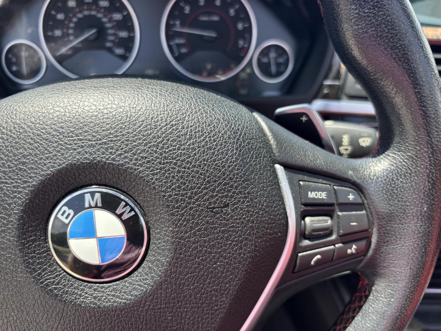 2016 WHITE /RED BMW 4-Series 435i xDrive convertible (WBA3T7C52G5) with an 3.0L V6 DOHC 24V engine, 8A transmission, located at 11170 Summerlin Square Dr., Fort Myers Beach, FL, 33931, (239) 999-7777, 26.493546, -81.941628 - Photo#17