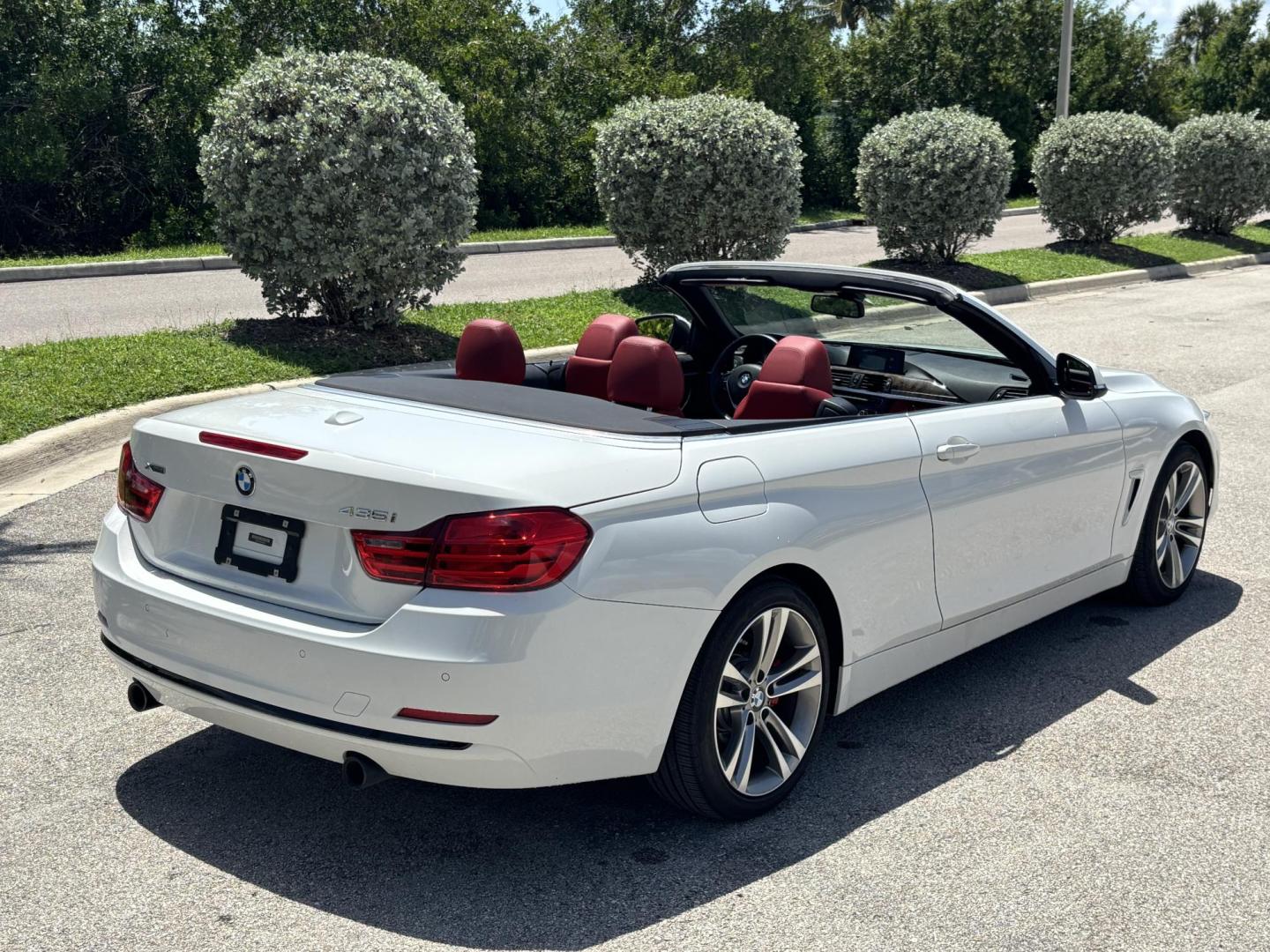 2016 WHITE /RED BMW 4-Series 435i xDrive convertible (WBA3T7C52G5) with an 3.0L V6 DOHC 24V engine, 8A transmission, located at 11170 Summerlin Square Dr., Fort Myers Beach, FL, 33931, (239) 999-7777, 26.493546, -81.941628 - Photo#6