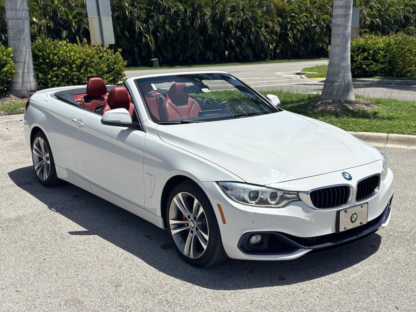2016 WHITE /RED BMW 4-Series 435i xDrive convertible (WBA3T7C52G5) with an 3.0L V6 DOHC 24V engine, 8A transmission, located at 11170 Summerlin Square Dr., Fort Myers Beach, FL, 33931, (239) 999-7777, 26.493546, -81.941628 - Photo#2