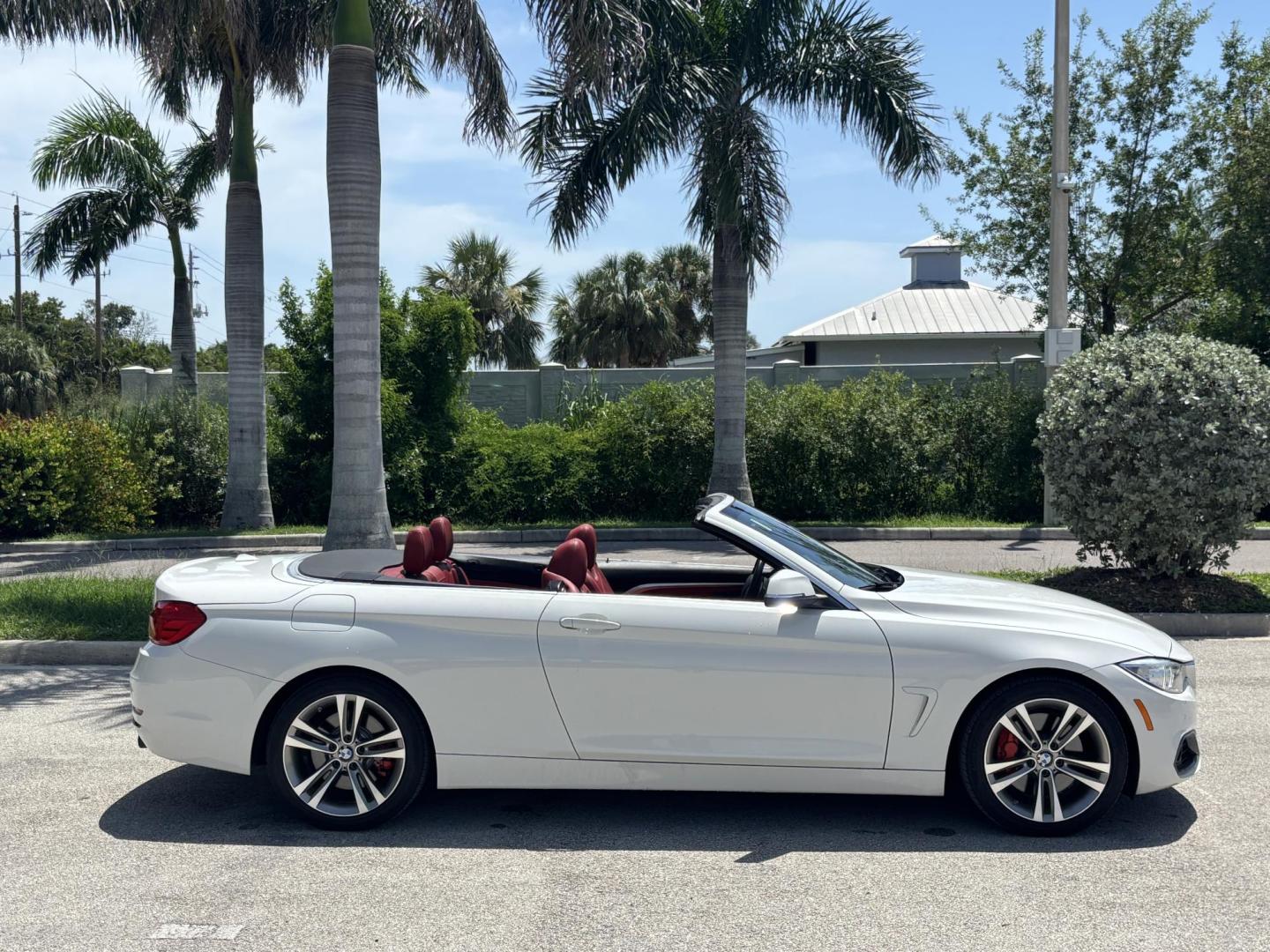 2016 WHITE /RED BMW 4-Series 435i xDrive convertible (WBA3T7C52G5) with an 3.0L V6 DOHC 24V engine, 8A transmission, located at 11170 Summerlin Square Dr., Fort Myers Beach, FL, 33931, (239) 999-7777, 26.493546, -81.941628 - Photo#3