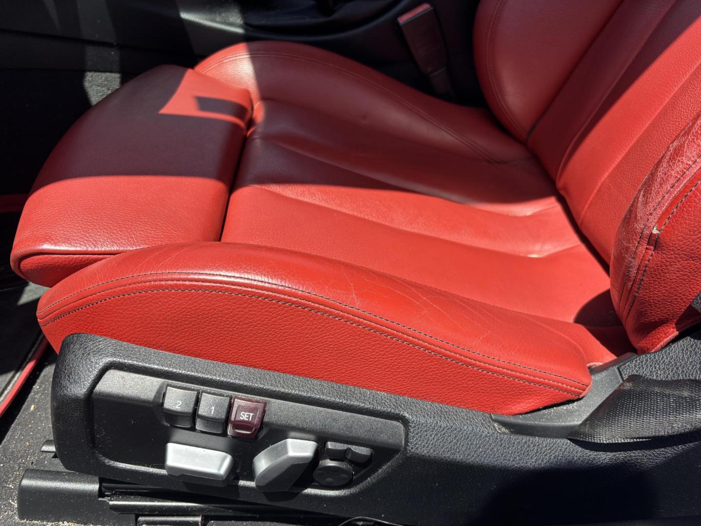 2016 WHITE /RED BMW 4-Series 435i xDrive convertible (WBA3T7C52G5) with an 3.0L V6 DOHC 24V engine, 8A transmission, located at 11170 Summerlin Square Dr., Fort Myers Beach, FL, 33931, (239) 999-7777, 26.493546, -81.941628 - Photo#9