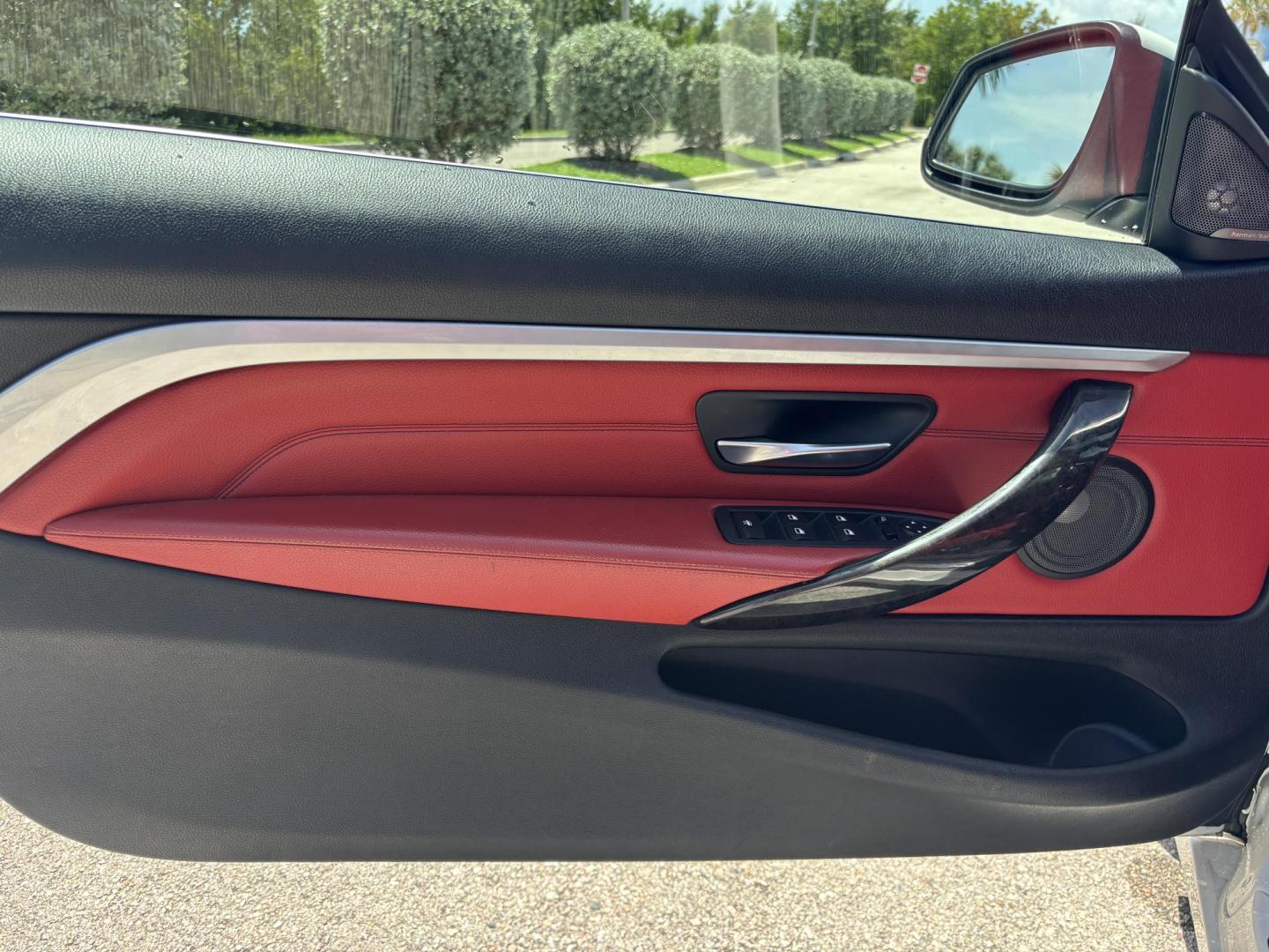 2016 WHITE /RED BMW 4-Series 435i xDrive convertible (WBA3T7C52G5) with an 3.0L V6 DOHC 24V engine, 8A transmission, located at 11170 Summerlin Square Dr., Fort Myers Beach, FL, 33931, (239) 999-7777, 26.493546, -81.941628 - Photo#21