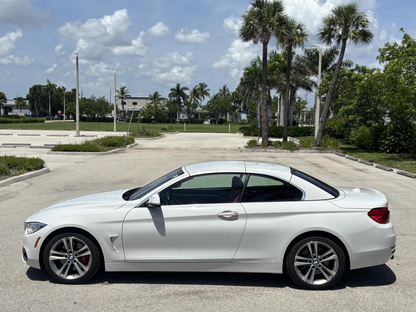 2016 WHITE /RED BMW 4-Series 435i xDrive convertible (WBA3T7C52G5) with an 3.0L V6 DOHC 24V engine, 8A transmission, located at 11170 Summerlin Square Dr., Fort Myers Beach, FL, 33931, (239) 999-7777, 26.493546, -81.941628 - Photo#31
