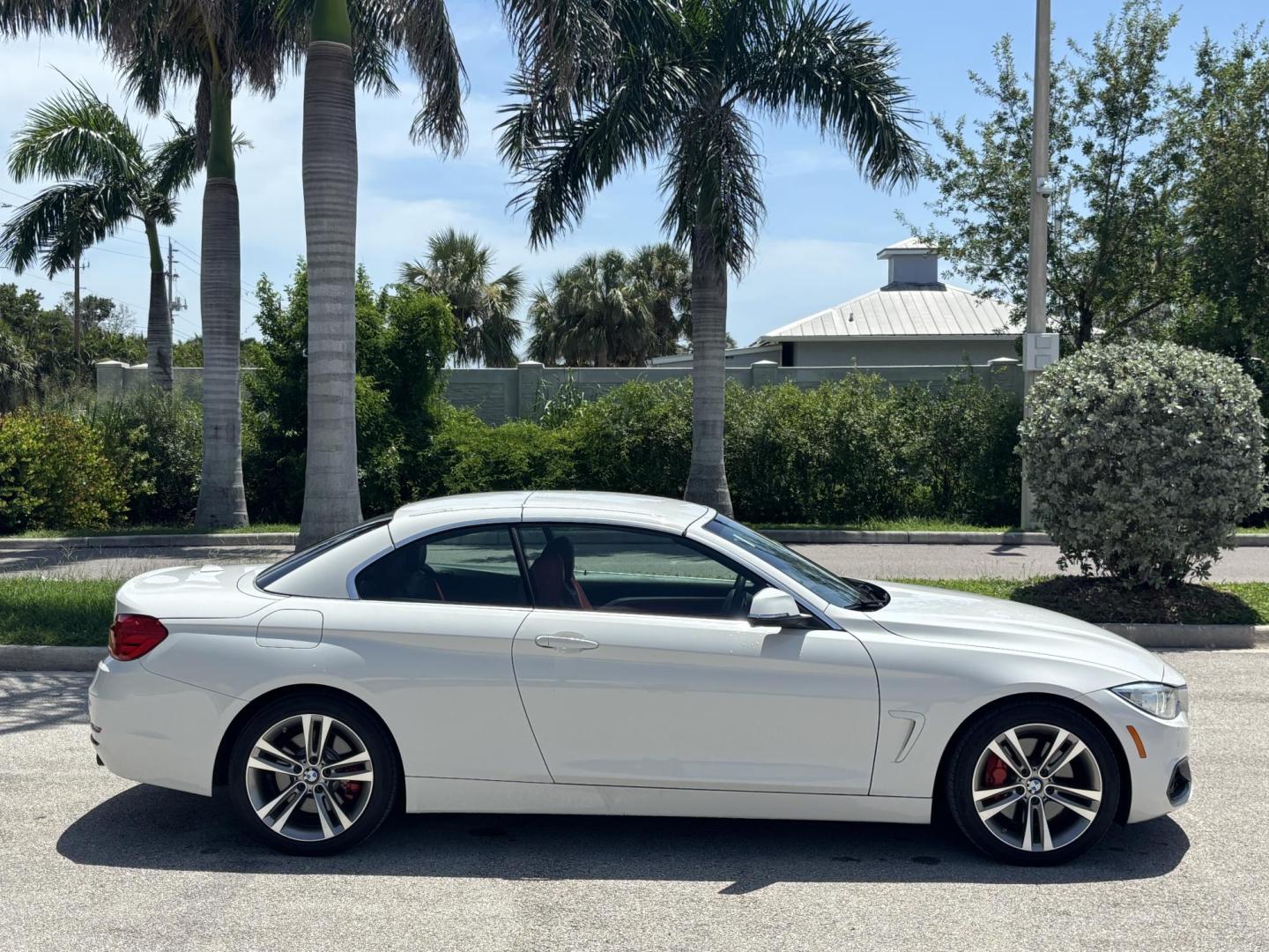 2016 WHITE /RED BMW 4-Series 435i xDrive convertible (WBA3T7C52G5) with an 3.0L V6 DOHC 24V engine, 8A transmission, located at 11170 Summerlin Square Dr., Fort Myers Beach, FL, 33931, (239) 999-7777, 26.493546, -81.941628 - Photo#27