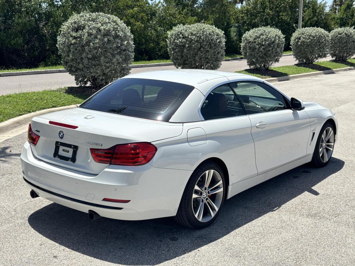 2016 WHITE /RED BMW 4-Series 435i xDrive convertible (WBA3T7C52G5) with an 3.0L V6 DOHC 24V engine, 8A transmission, located at 11170 Summerlin Square Dr., Fort Myers Beach, FL, 33931, (239) 999-7777, 26.493546, -81.941628 - Photo#30