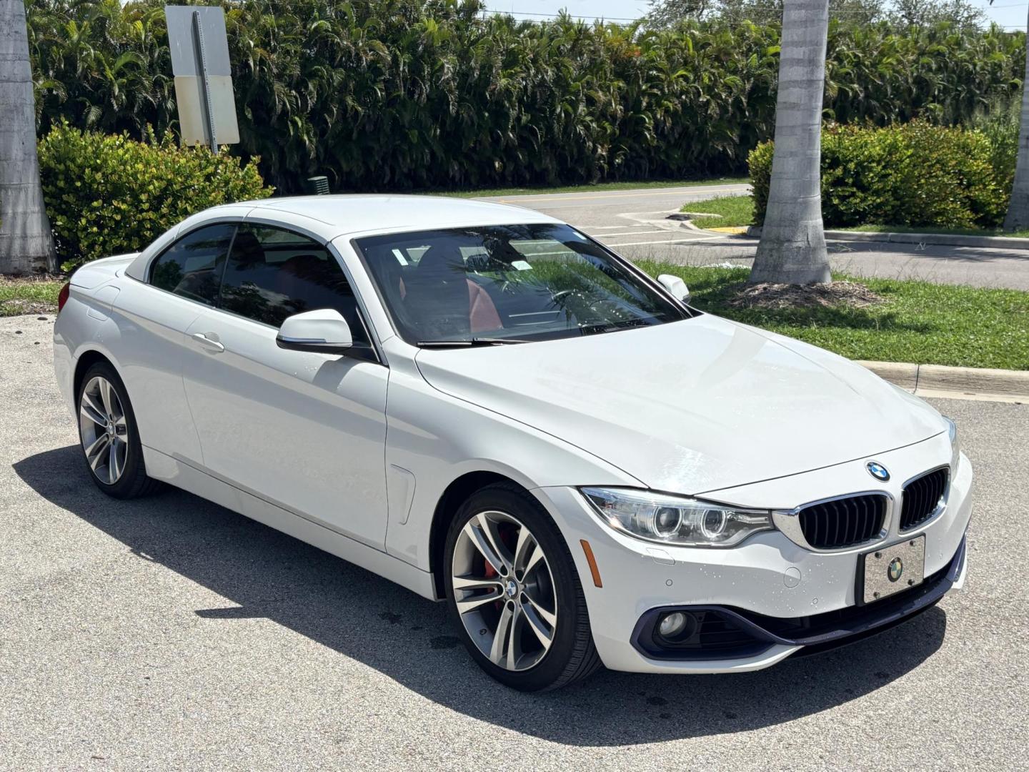2016 WHITE /RED BMW 4-Series 435i xDrive convertible (WBA3T7C52G5) with an 3.0L V6 DOHC 24V engine, 8A transmission, located at 11170 Summerlin Square Dr., Fort Myers Beach, FL, 33931, (239) 999-7777, 26.493546, -81.941628 - Photo#26