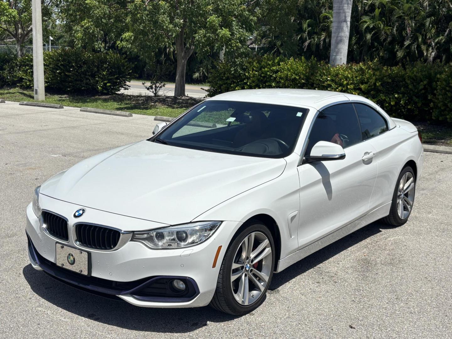 2016 WHITE /RED BMW 4-Series 435i xDrive convertible (WBA3T7C52G5) with an 3.0L V6 DOHC 24V engine, 8A transmission, located at 11170 Summerlin Square Dr., Fort Myers Beach, FL, 33931, (239) 999-7777, 26.493546, -81.941628 - Photo#24
