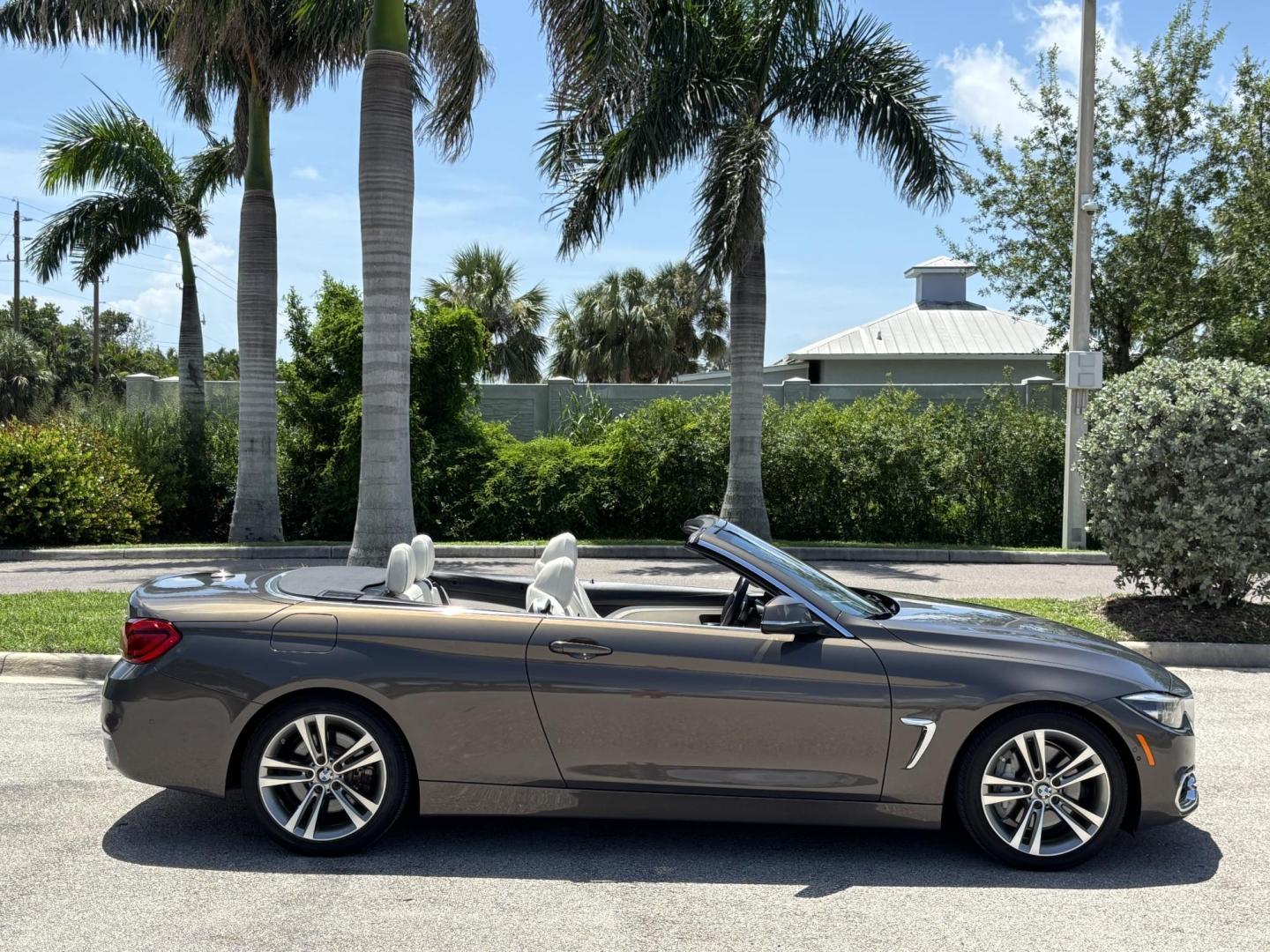 2018 GRAY /WHITE BMW 4-Series 440i convertible (WBA4Z5C51JE) with an 3.0L V6 DOHC 24V engine, 8A transmission, located at 11170 Summerlin Square Dr., Fort Myers Beach, FL, 33931, (239) 999-7777, 26.493546, -81.941628 - Photo#3