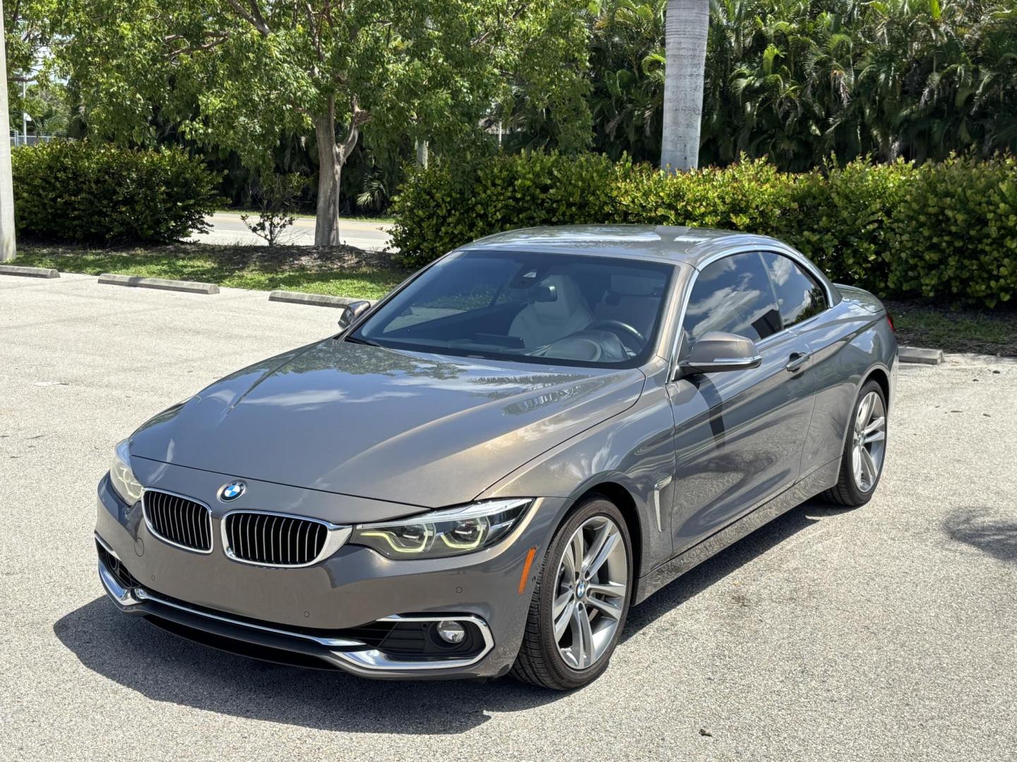 2018 GRAY /WHITE BMW 4-Series 440i convertible (WBA4Z5C51JE) with an 3.0L V6 DOHC 24V engine, 8A transmission, located at 11170 Summerlin Square Dr., Fort Myers Beach, FL, 33931, (239) 999-7777, 26.493546, -81.941628 - Photo#5