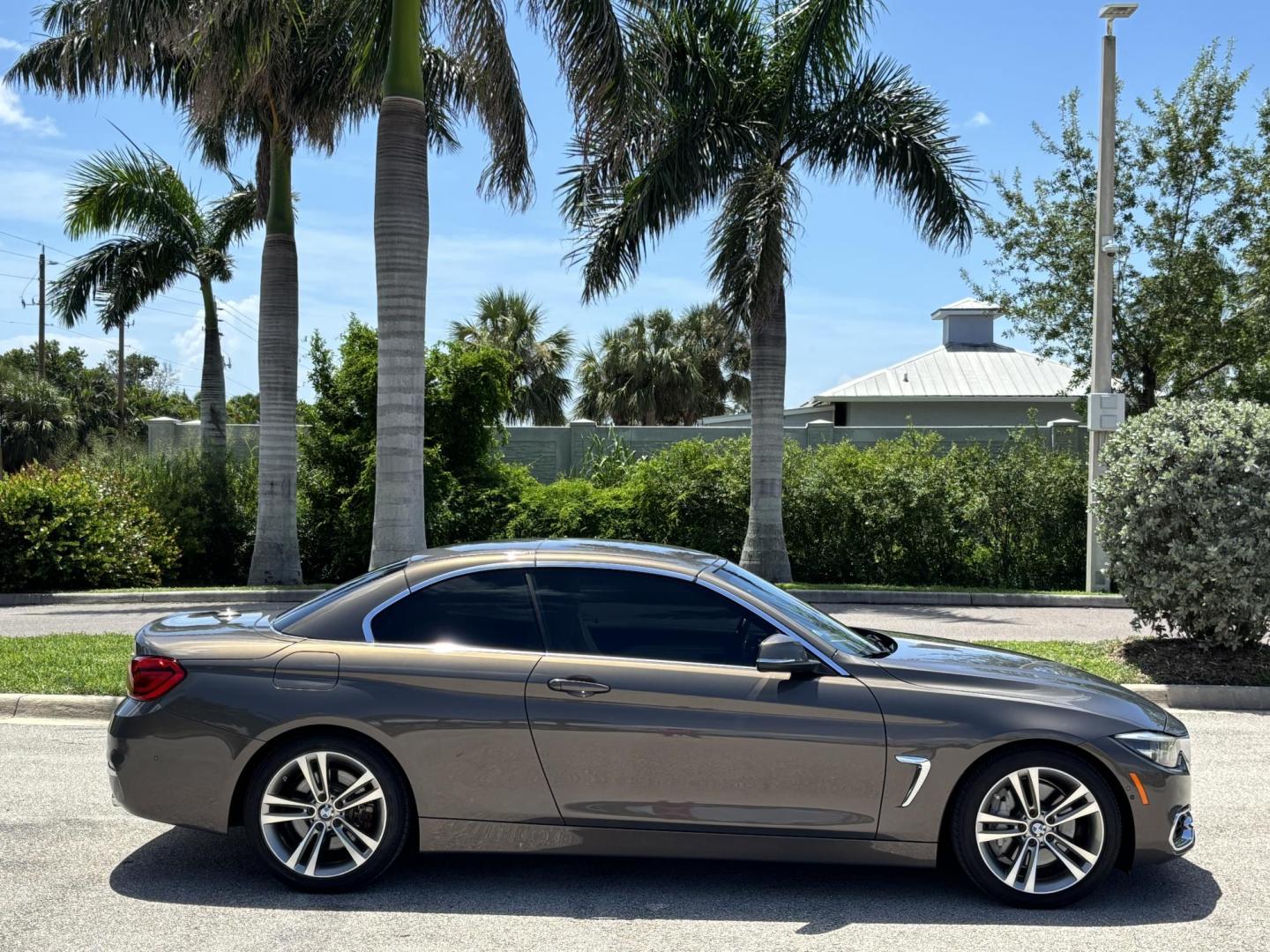 2018 GRAY /WHITE BMW 4-Series 440i convertible (WBA4Z5C51JE) with an 3.0L V6 DOHC 24V engine, 8A transmission, located at 11170 Summerlin Square Dr., Fort Myers Beach, FL, 33931, (239) 999-7777, 26.493546, -81.941628 - Photo#8