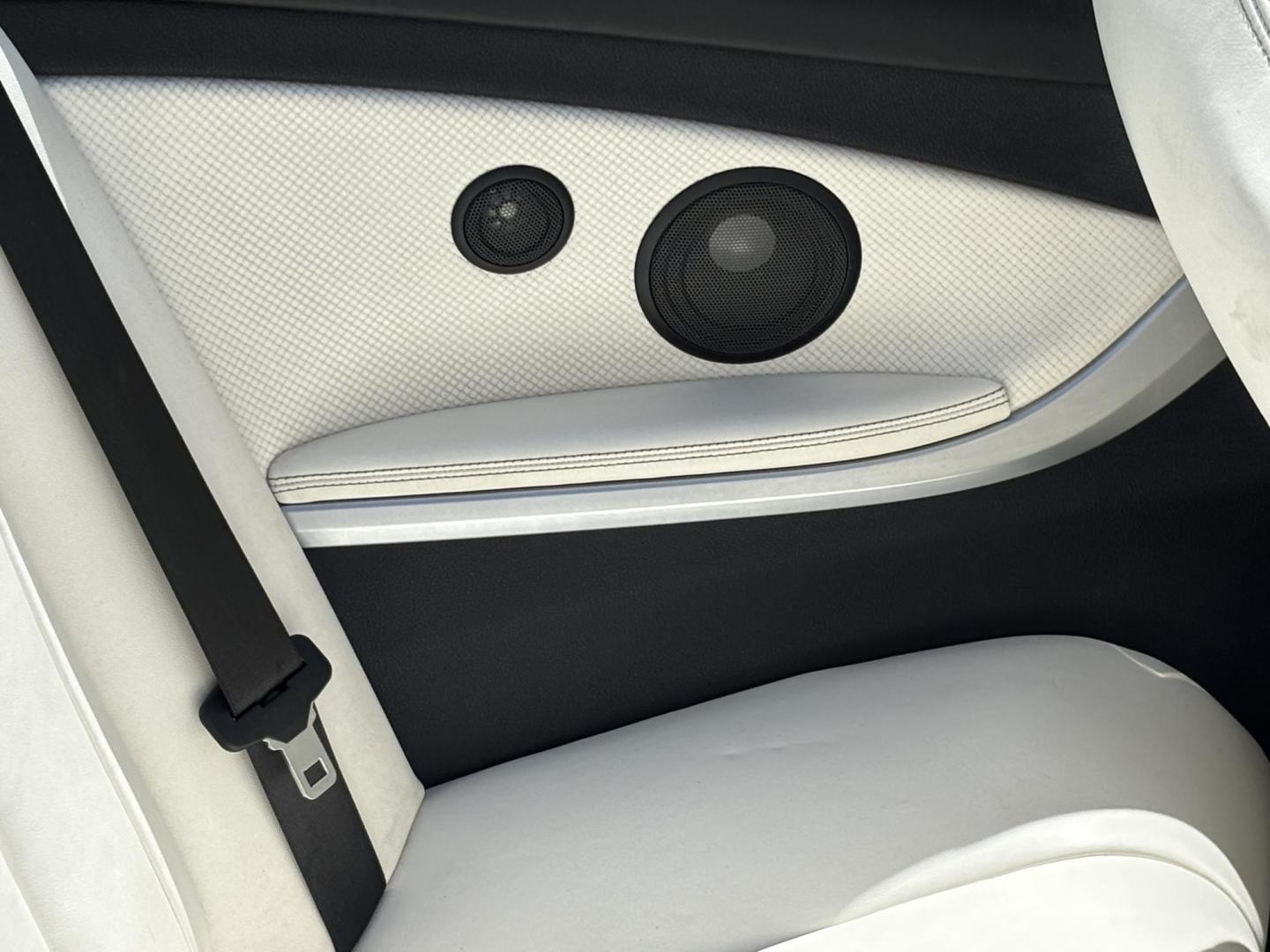 2018 GRAY /WHITE BMW 4-Series 440i convertible (WBA4Z5C51JE) with an 3.0L V6 DOHC 24V engine, 8A transmission, located at 11170 Summerlin Square Dr., Fort Myers Beach, FL, 33931, (239) 999-7777, 26.493546, -81.941628 - Photo#28